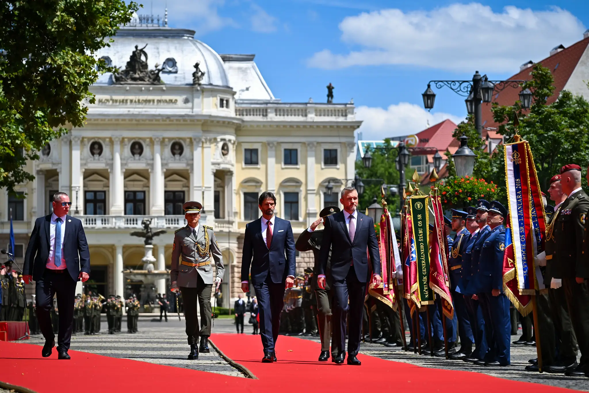Prehliadka armády prezidentom po inaugurácii.