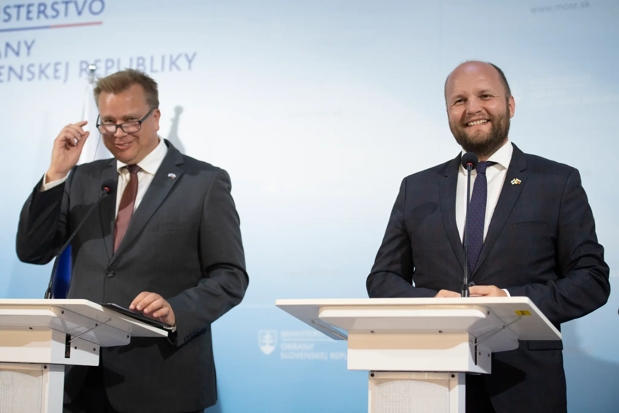 Minister obrany Fínskej republiky Antti Kaikkonen a minister obrany SR Jaroslav Naď.