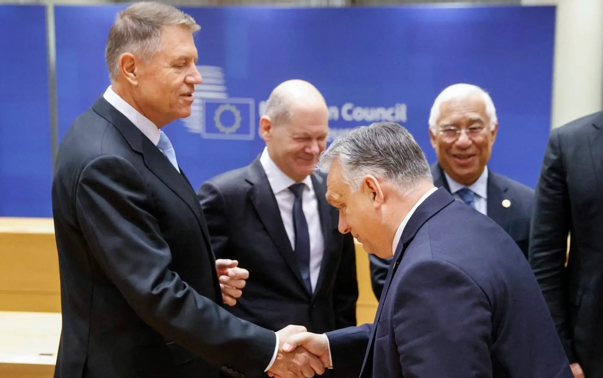Rumunský prezident Klaus Werner Iohannis si podáva ruku s maďarským premiérom Viktorom orbánom na summite EÚ v Bruseli.