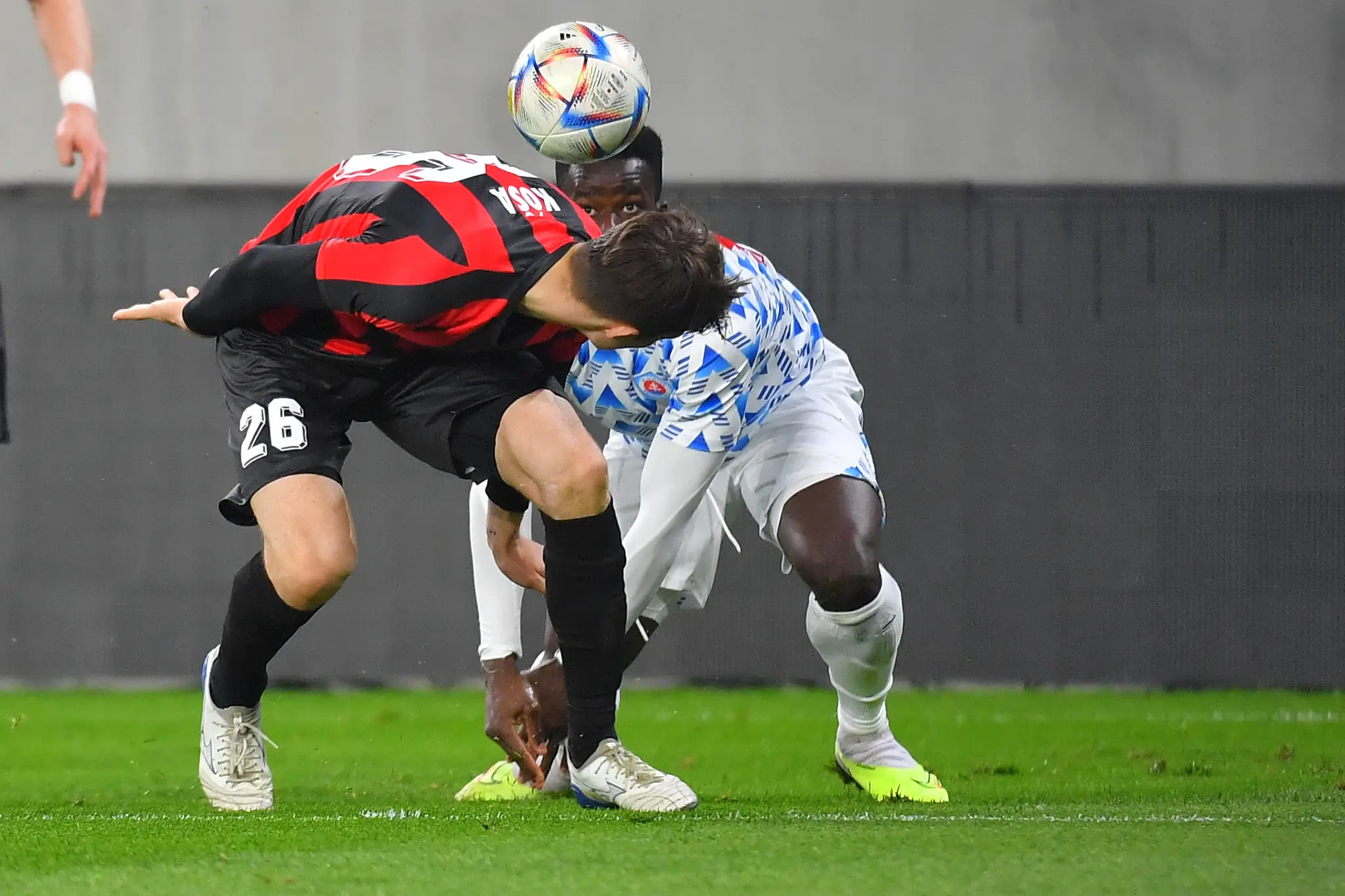 Zľava Sebastian Kóša (Trnava) a Malik Abubakari (Slovan) v zápase 7. kola skupiny o titul futbalovej Fortuna ligy.