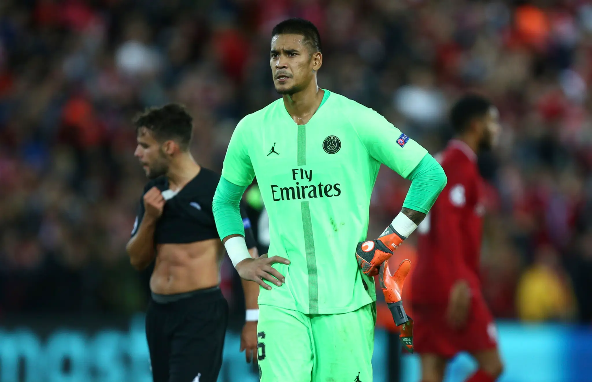Gólman PSG Alphonse Aréola v dueli LM na pôde Liverpoolu.