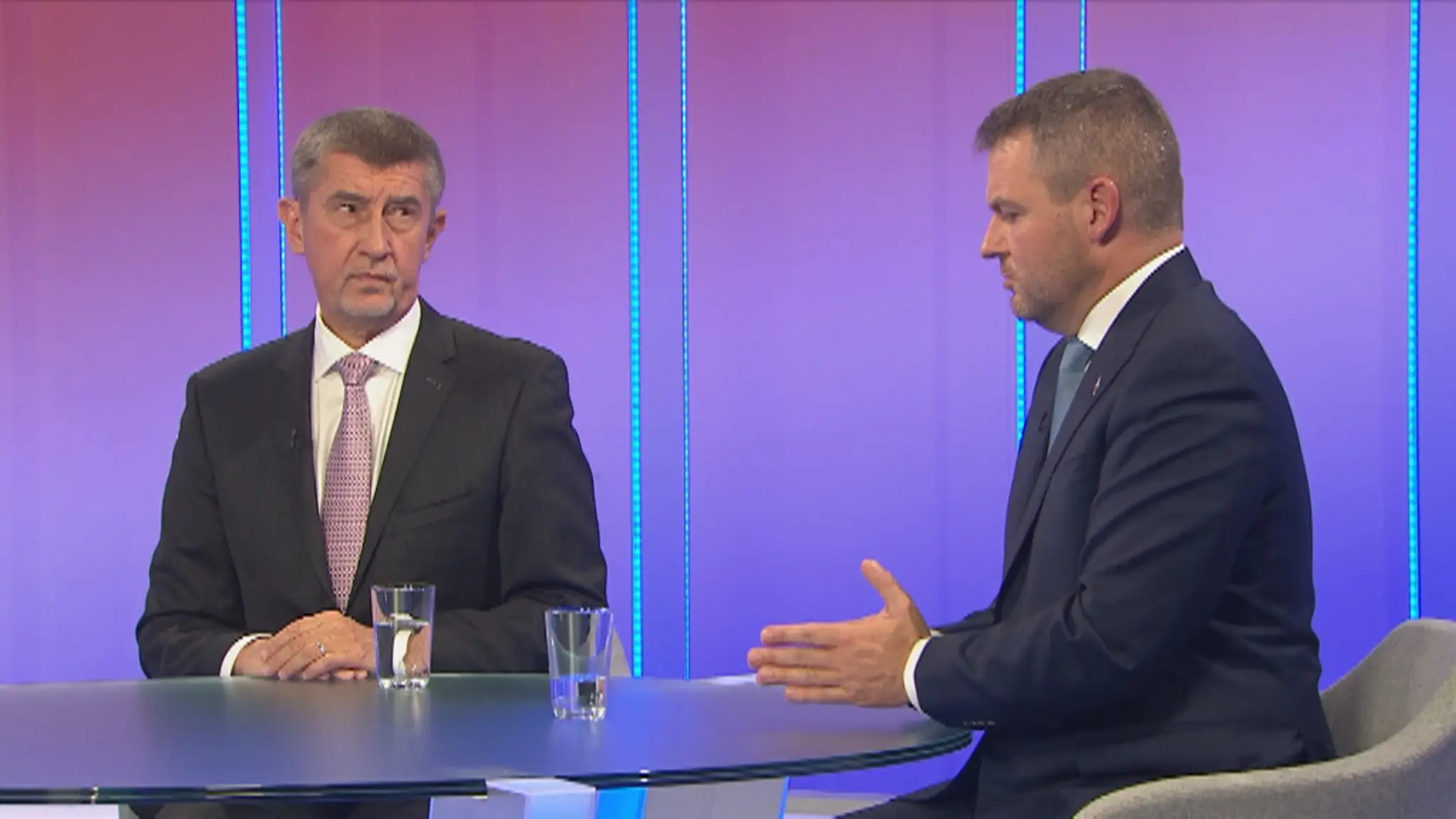 Andrej Babiš a Peter Pellegrini počas debaty k 100. výročiu vzniku ČSR.