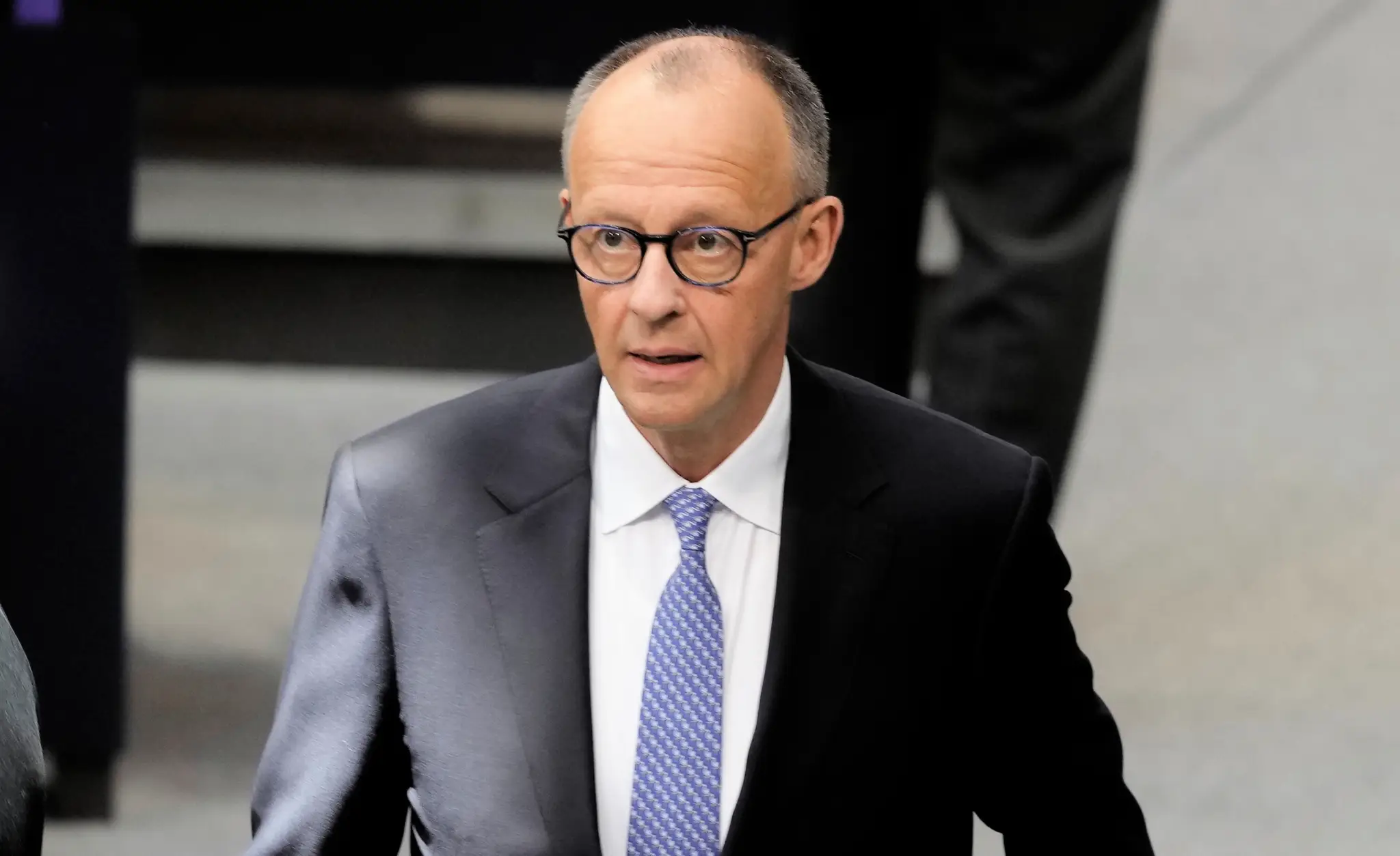 Líder nemeckých kresťanských demokratov (CDU) Friedrich Merz prichádza na zasadnutie nemeckého parlamentu Bundestag v Berlíne.