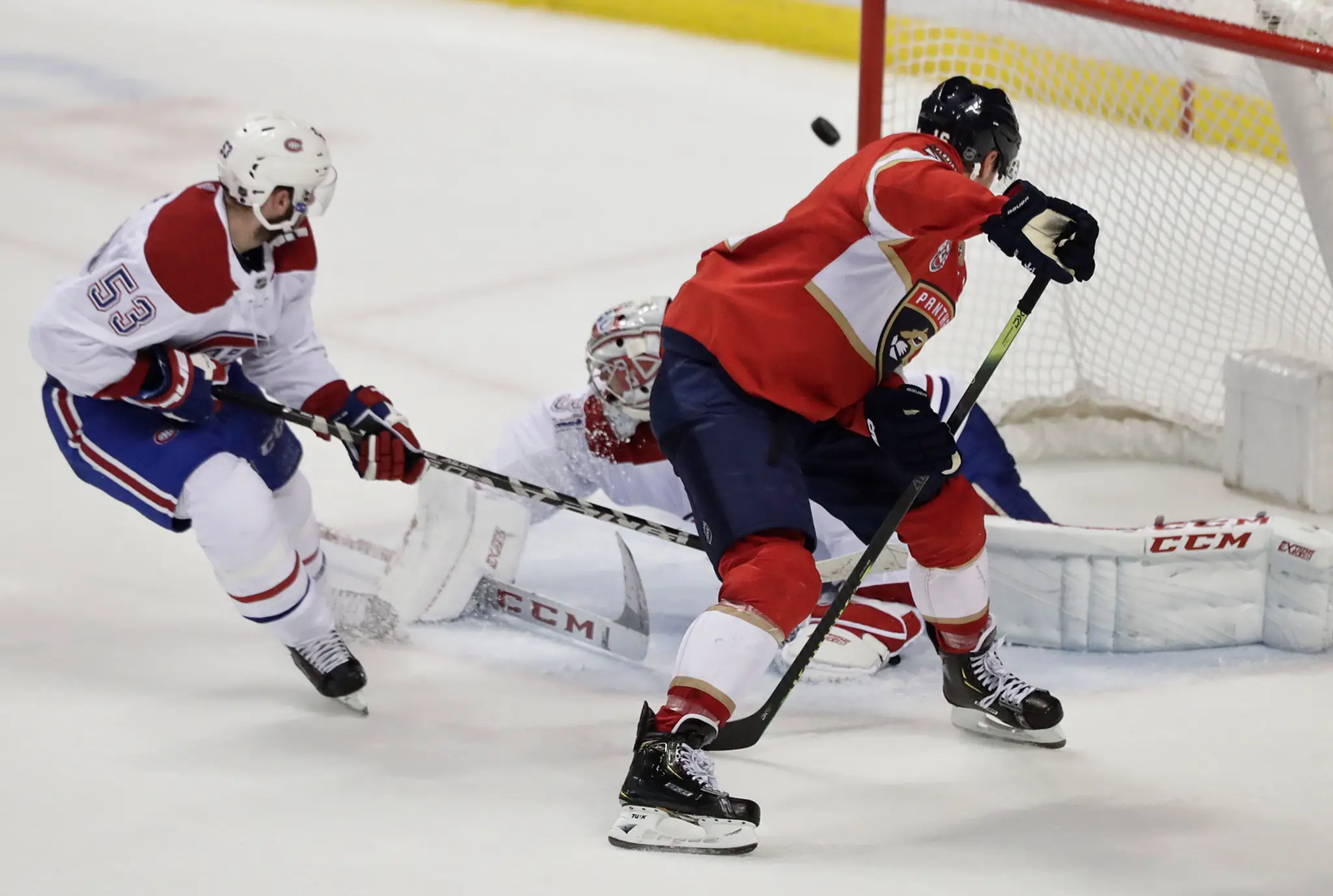 Sprava Anders Lee a Robin Lehner z Edmonotonu v dueli proti NY Islanders.