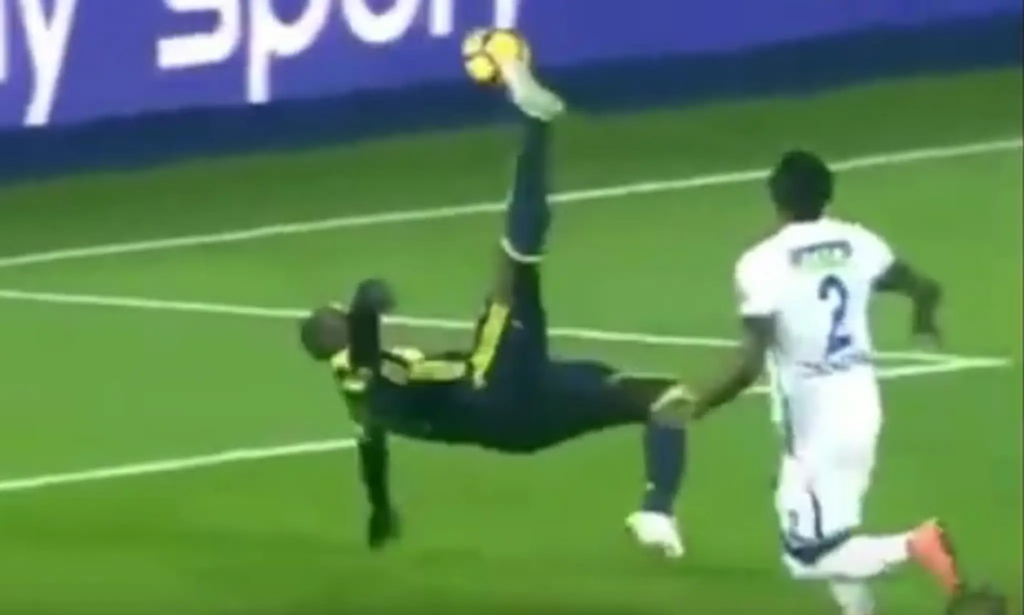 Moussa Sow (Fenerbahce Istanbul) vystrihol parádne nožničky.
