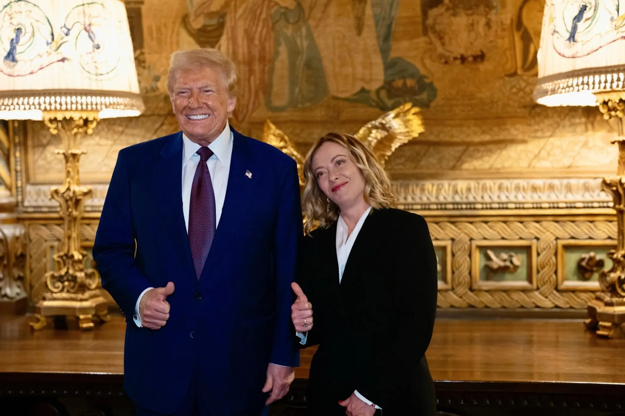 Na snímke Donald Trump a Giorgia Meloniová.