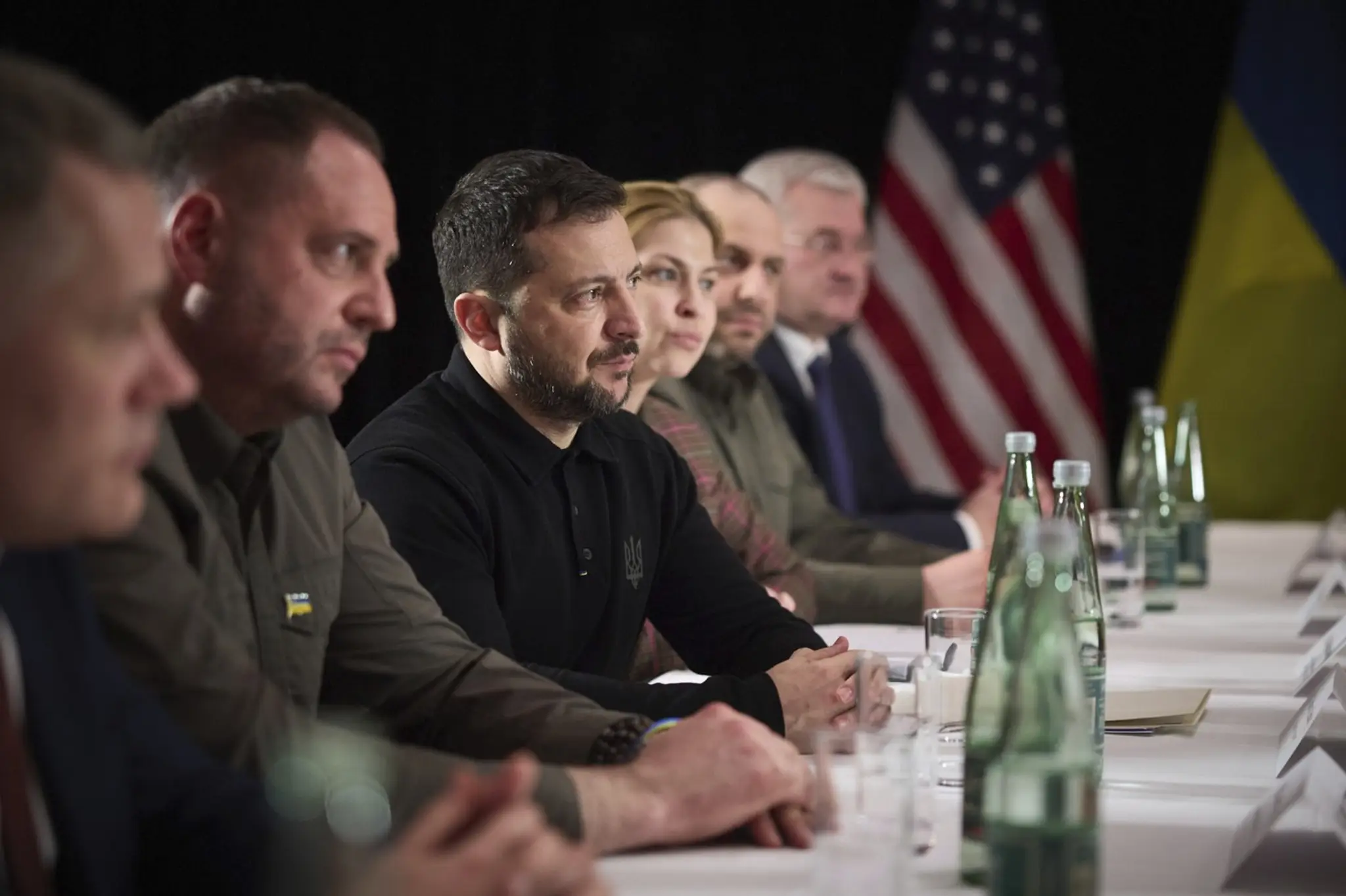 Volodymyr Zelenskyj a ukrajinská delegácia na stretnutí s americkou stranou vedenou viceprezidentom J. D. Vanceom.