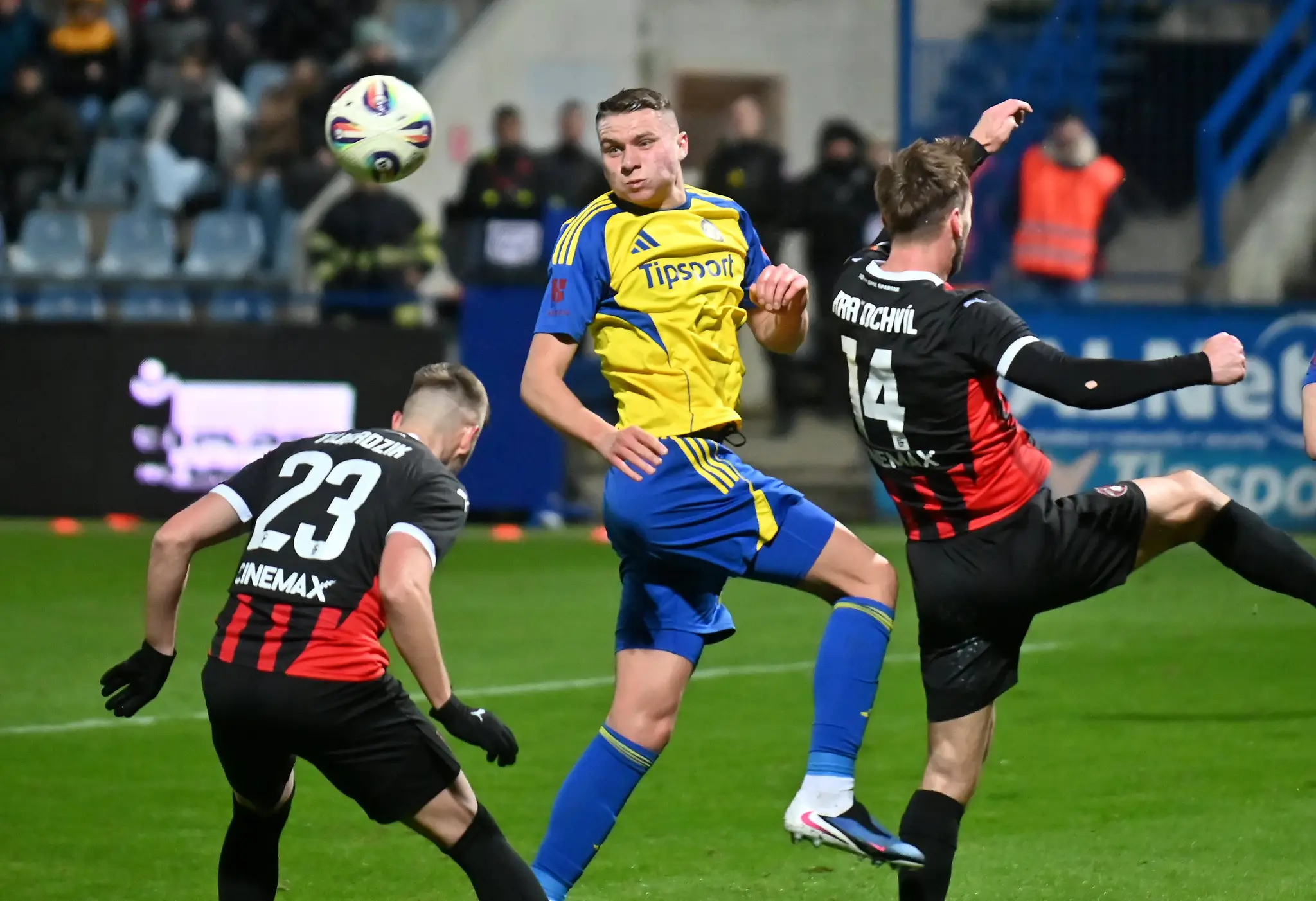 Uprostred Tomasz Walczak (Michalovce) a zľava Filip Twardzik a Miloš Kratochvíl (obaja Trnava) bojujú o loptu v 19. kole Niké ligy.