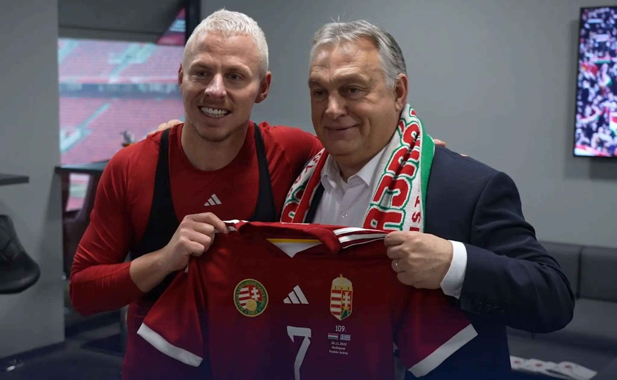 Maďarský premiér Viktor Orbán a kapitán maďarskej futbalovej reprezentácie Balász Dzudzszak.