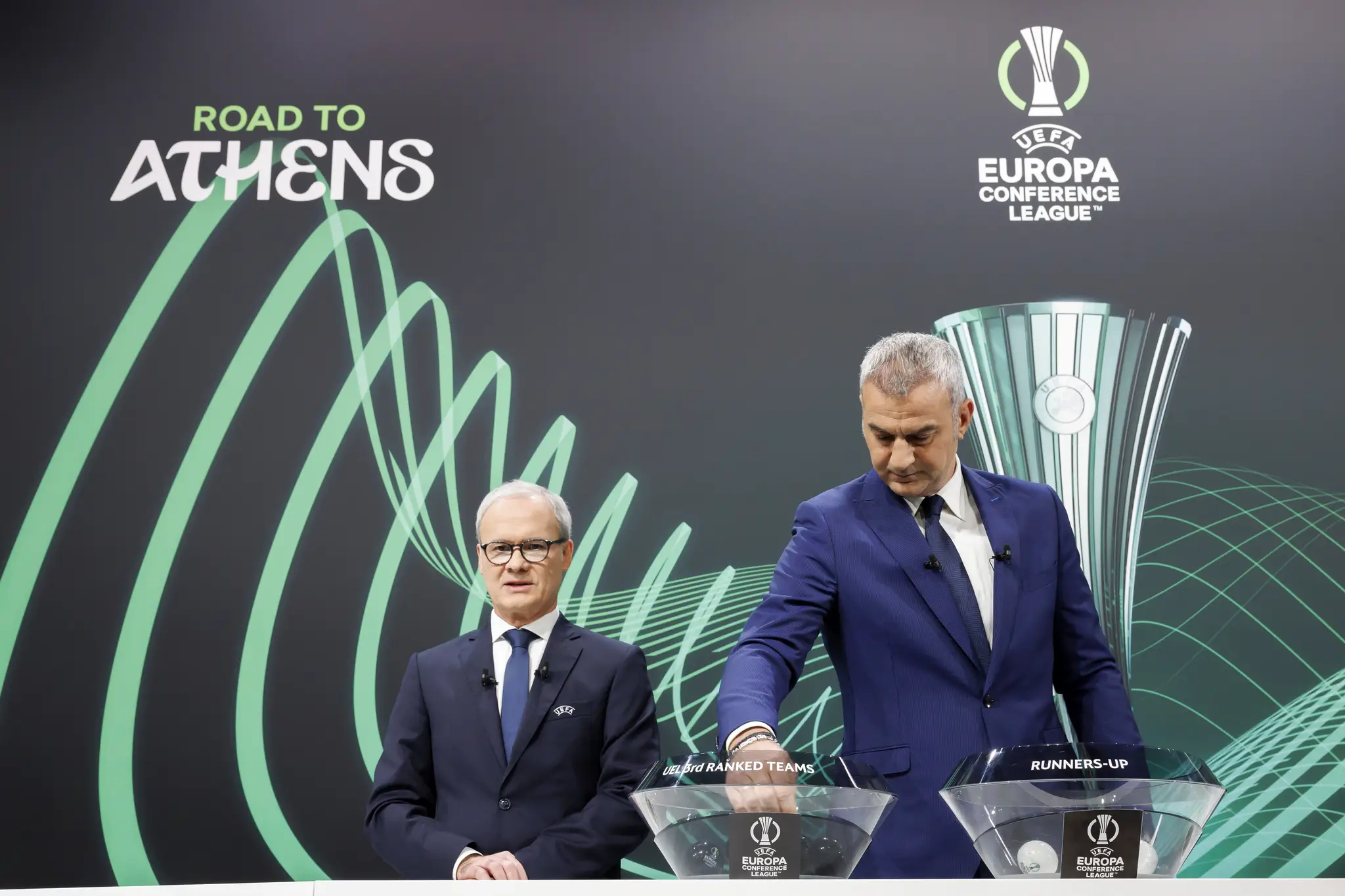 Bývalý grécky futbalový reprezentant a ambasádor finále Európskej konferenčnej ligy v Aténach Traianos Dellas (vpravo) počas žrebu play off dvojíc o účasť v osemfinále EKL.
