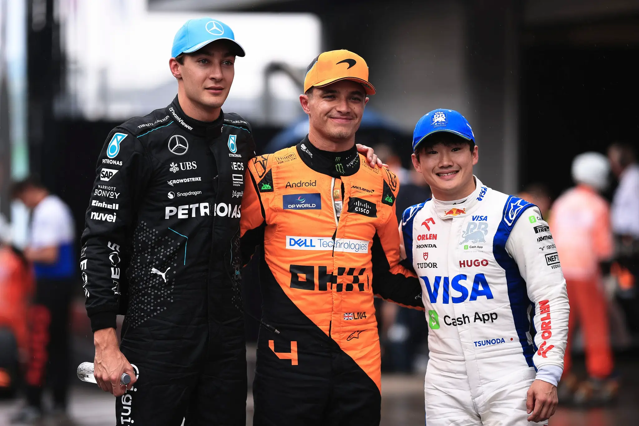 Zľava George Russell, Lando Norris a Yuki Tsunoda.