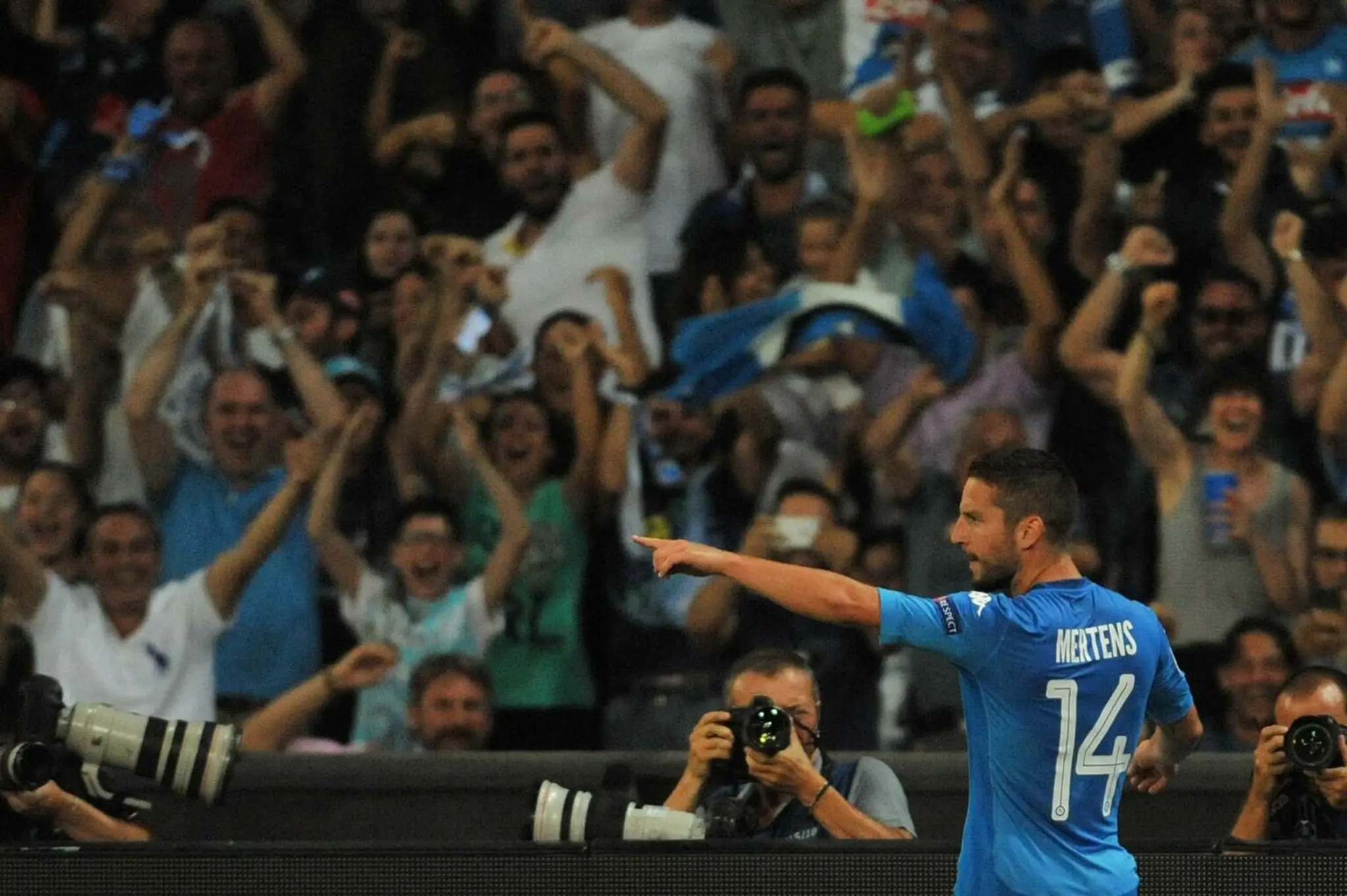 Dries Mertens z Neapolu oslavuje svoj gól v predkole LM proti Nice.