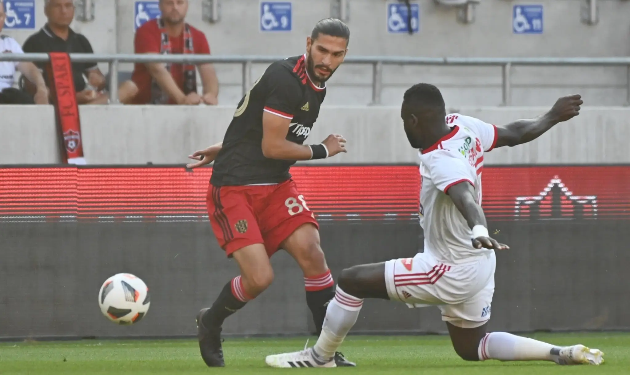 Na snímke vľavo hráč Trnavy Kyriakos Savvidis a hráč Sepsi OSK Boubacar Fofana bojujú o loptu počas zápasu 2. predkola EKL.