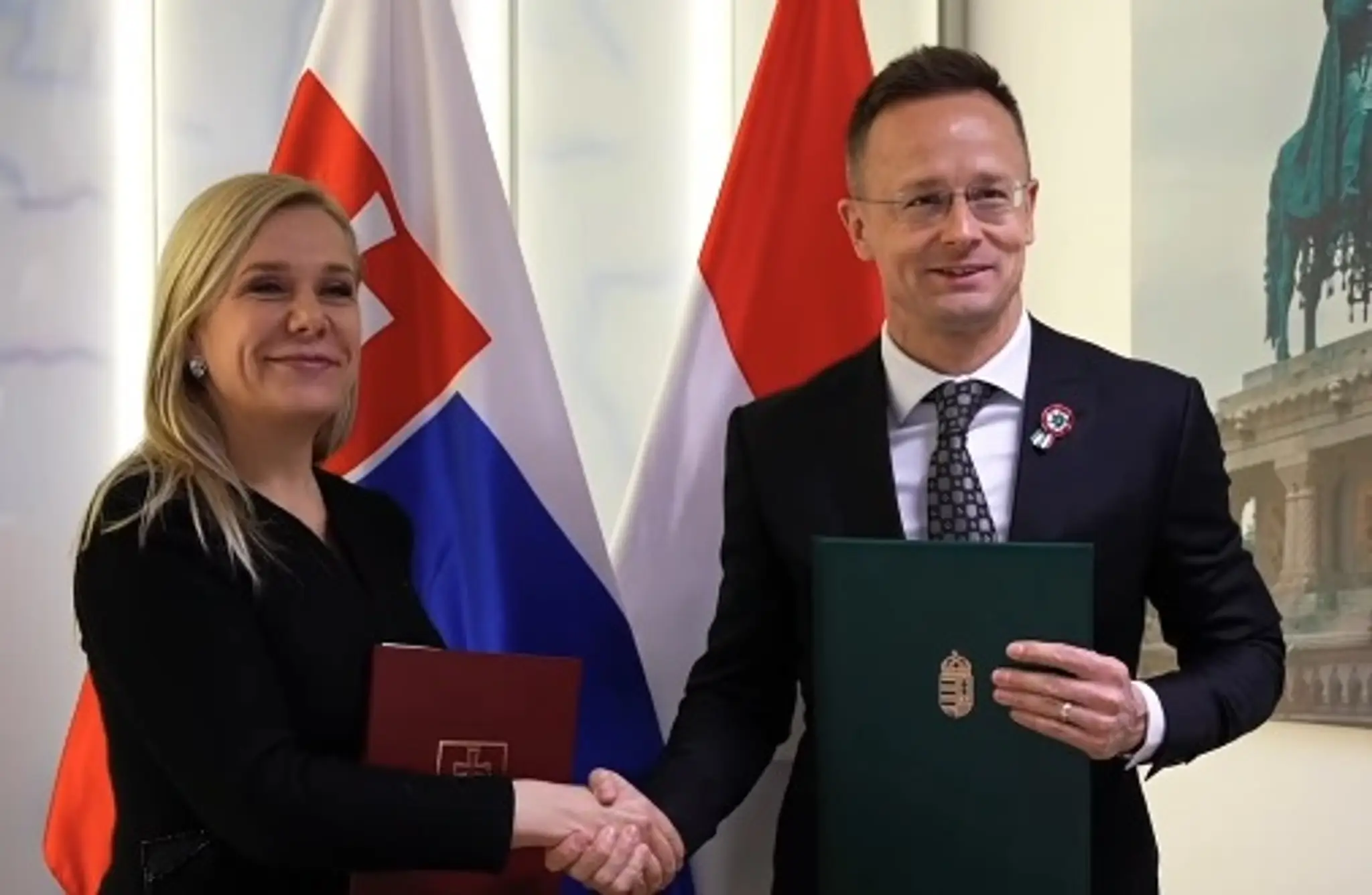 Ministerka hospodárstva SR Denisa Saková a maďarský minister zahraničných vecí Péter Szijjártó.