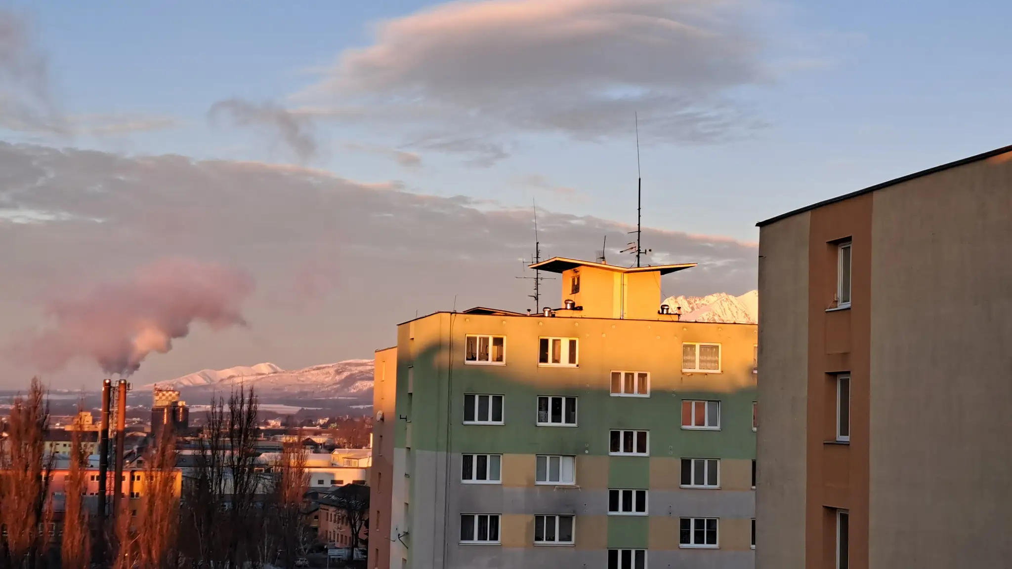 Slnečné, ale mrazivé ráno v Poprade.