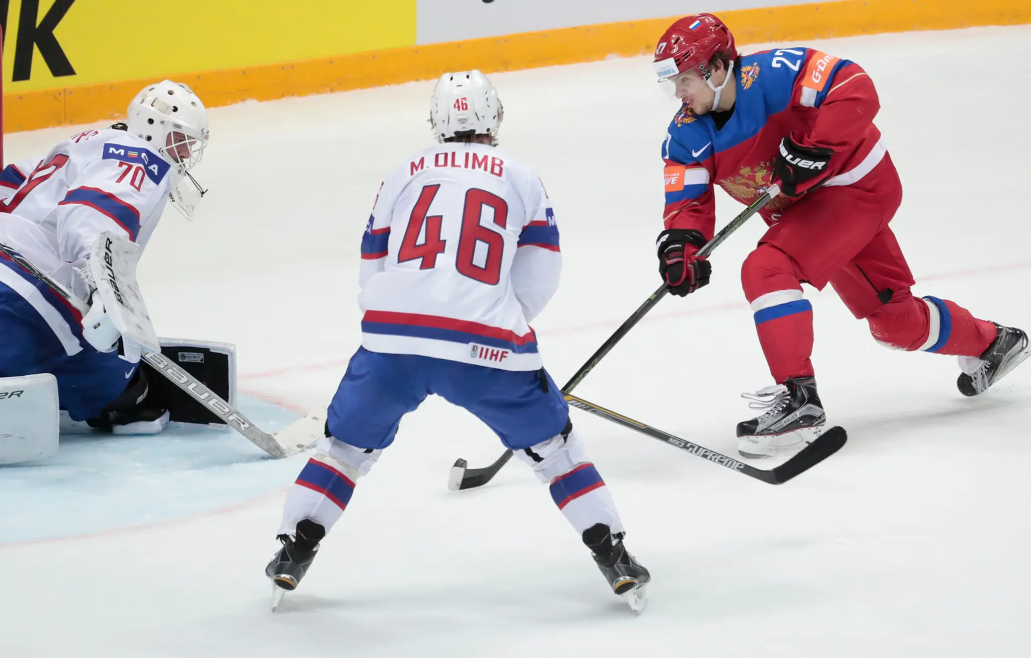 Ruský hráč Artemij Panarin (vpravo) skóruje cez nórskeho brankára Steffena Soberga (vľavo)