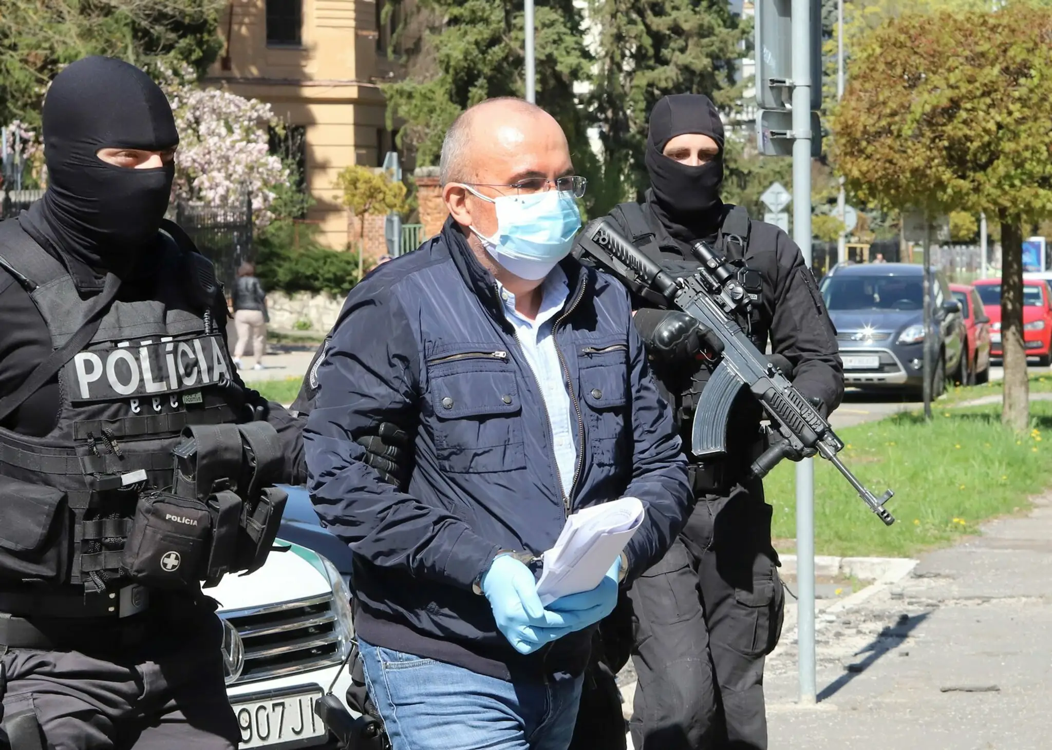 Muž prechádza cez prechod pre chodcov na prázdnej ulici v Teheráne.