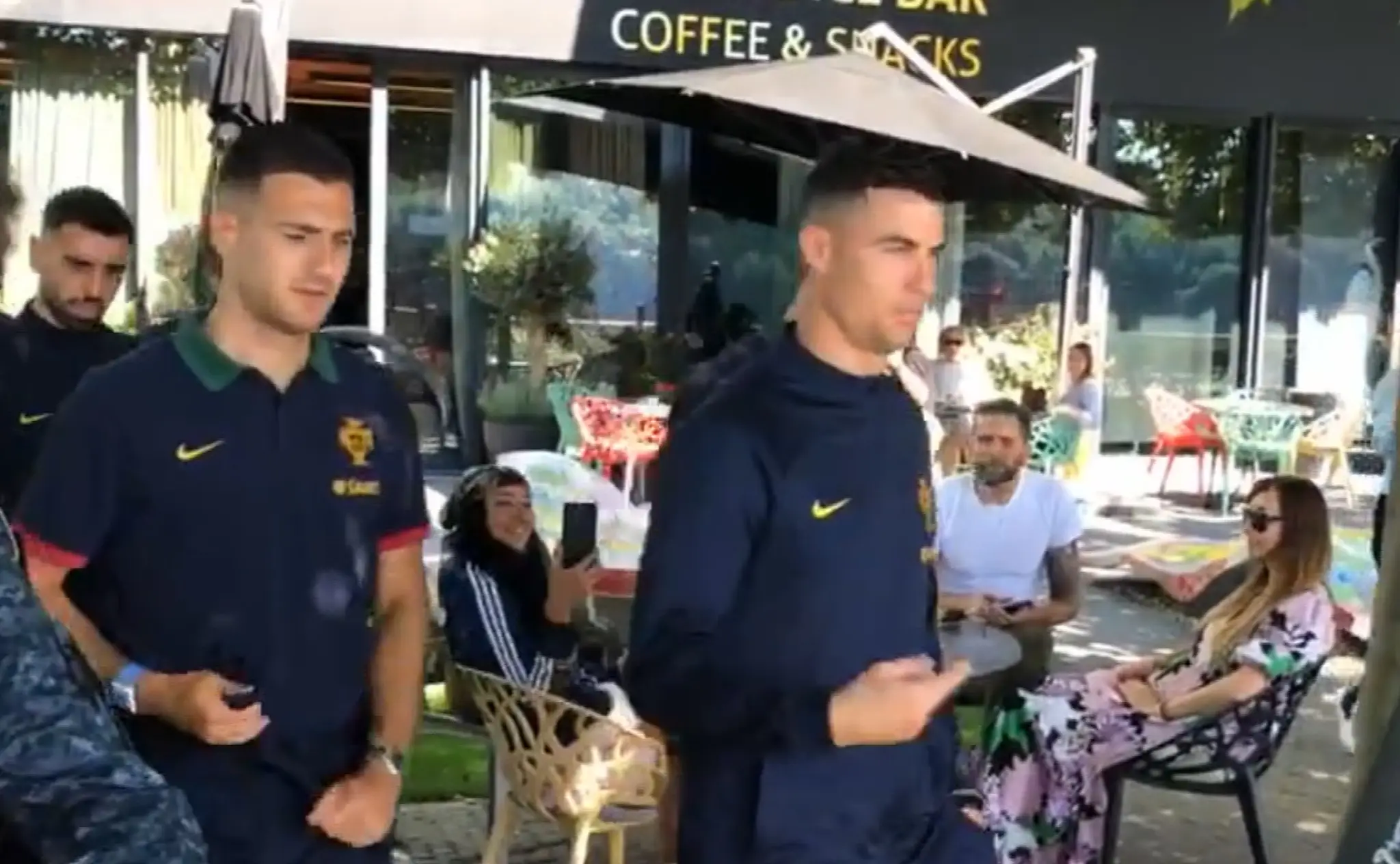 Ronaldo na prechádzke so spoluhráčmi.