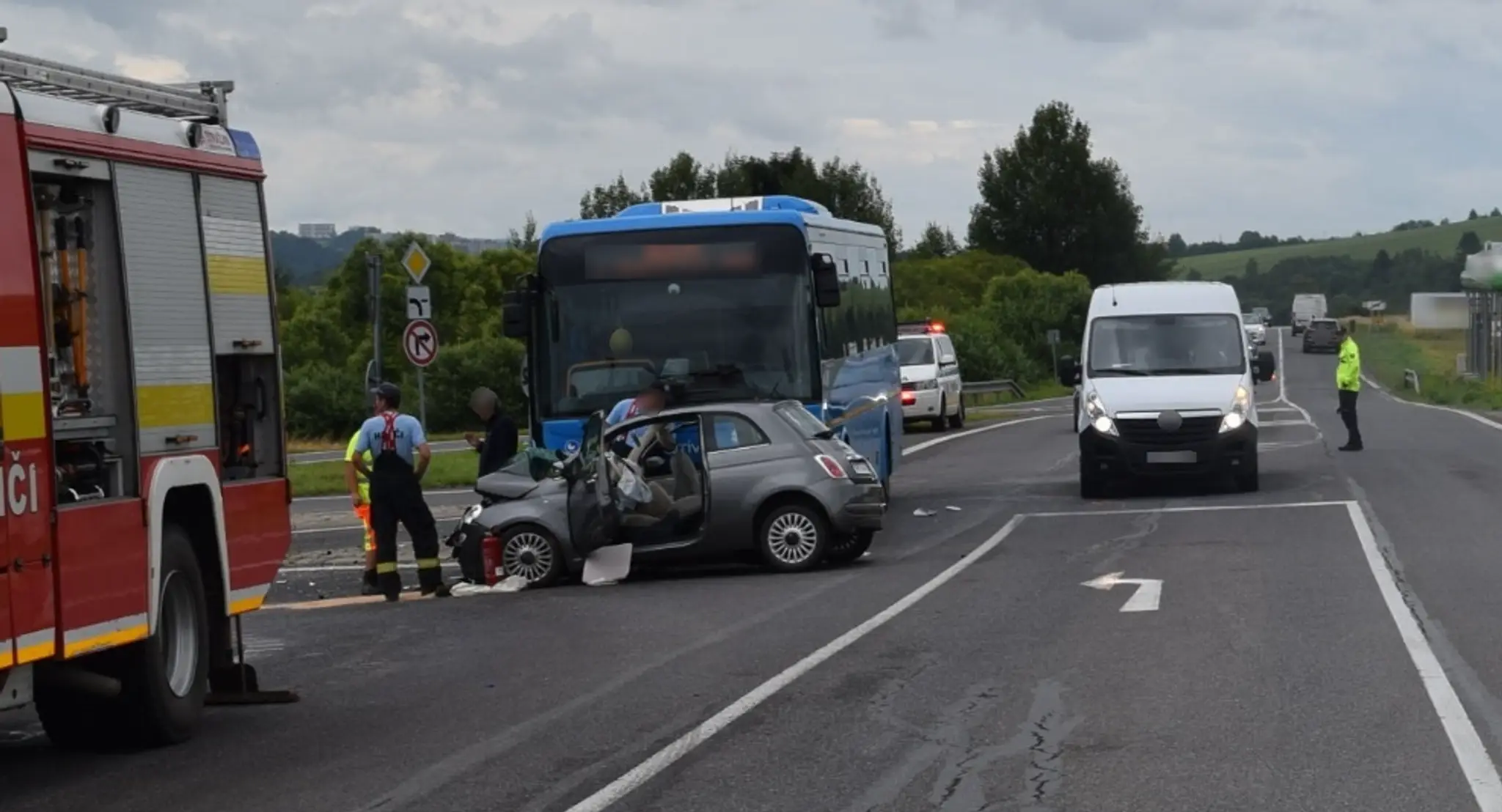 Zničené auto a autobus po nehode na Orave.