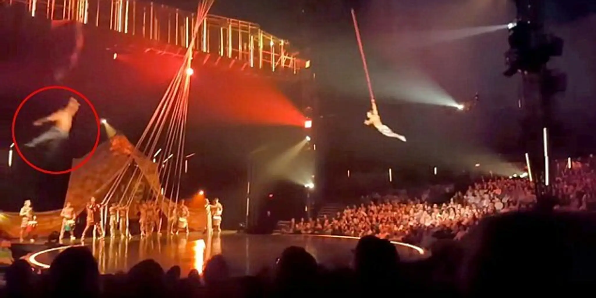 Pád akrobata Cirque du Soleil.