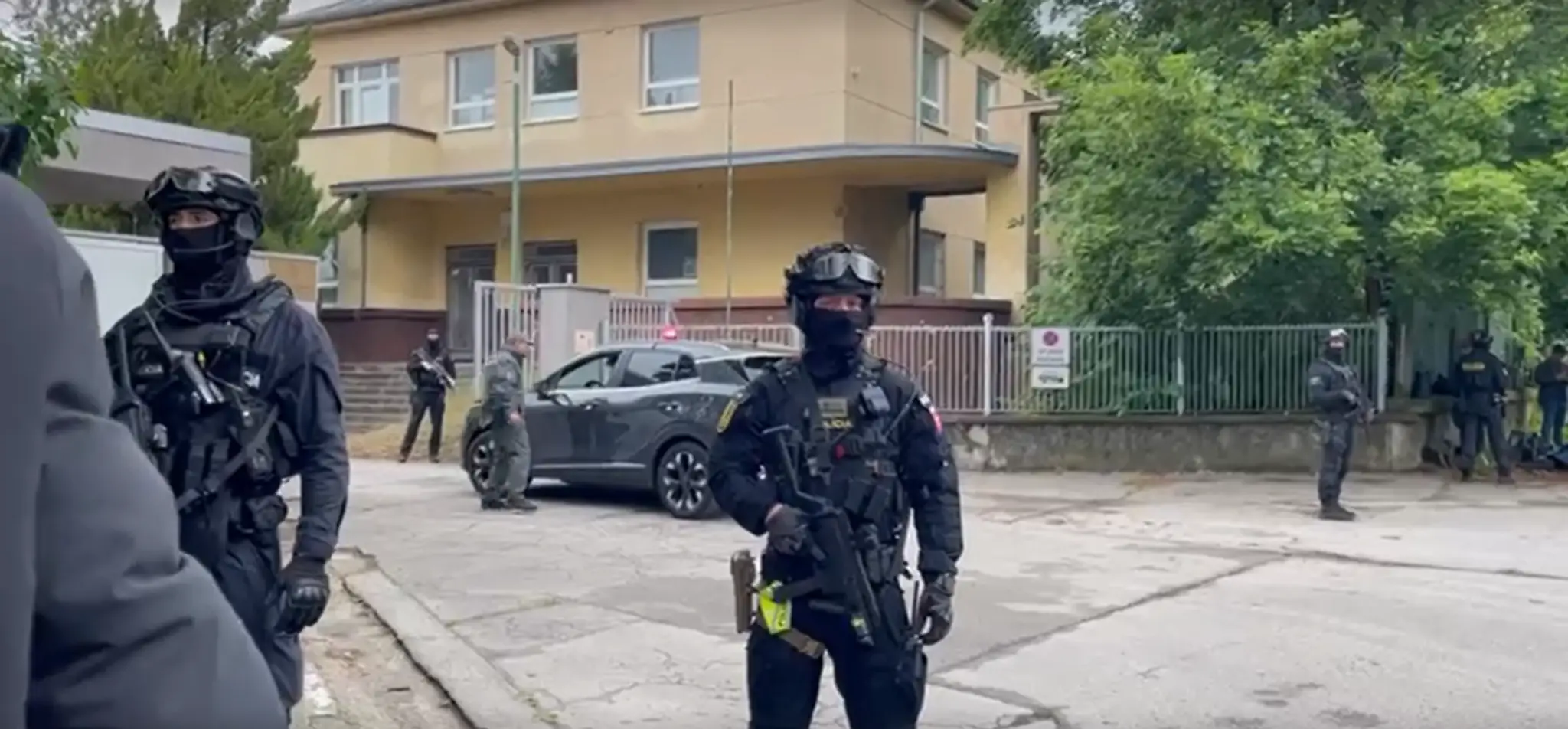 Obvineného muža priviezli na súd v Pezinku 