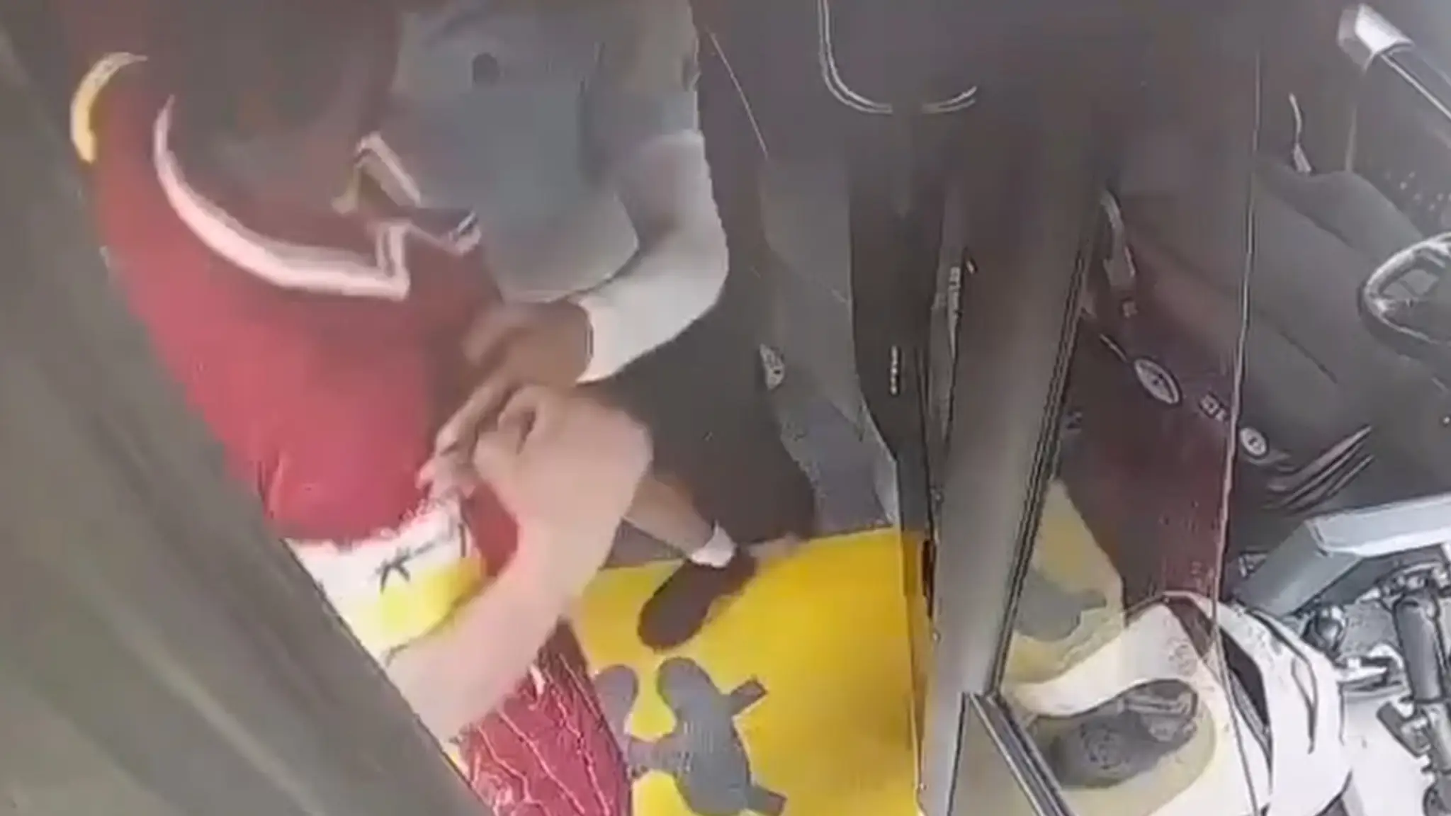 Vodič MHD zakročil proti agresívnemu mužovi.