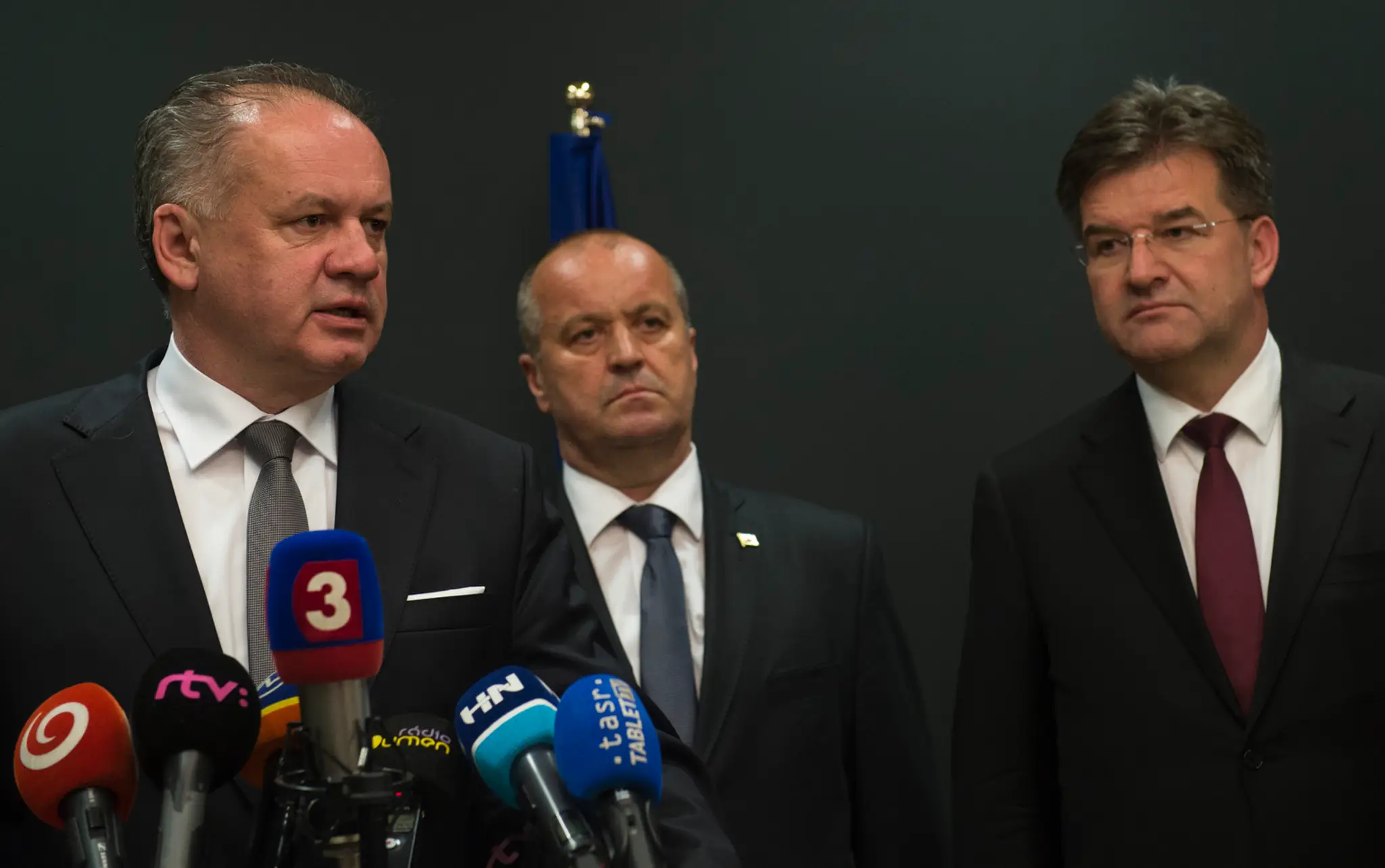 Prezident Andrej Kiska, minister obrany Peter Gajdoš a minister zahraničných vecí  Miroslav Lajčák po prílete zo summitu NATO.