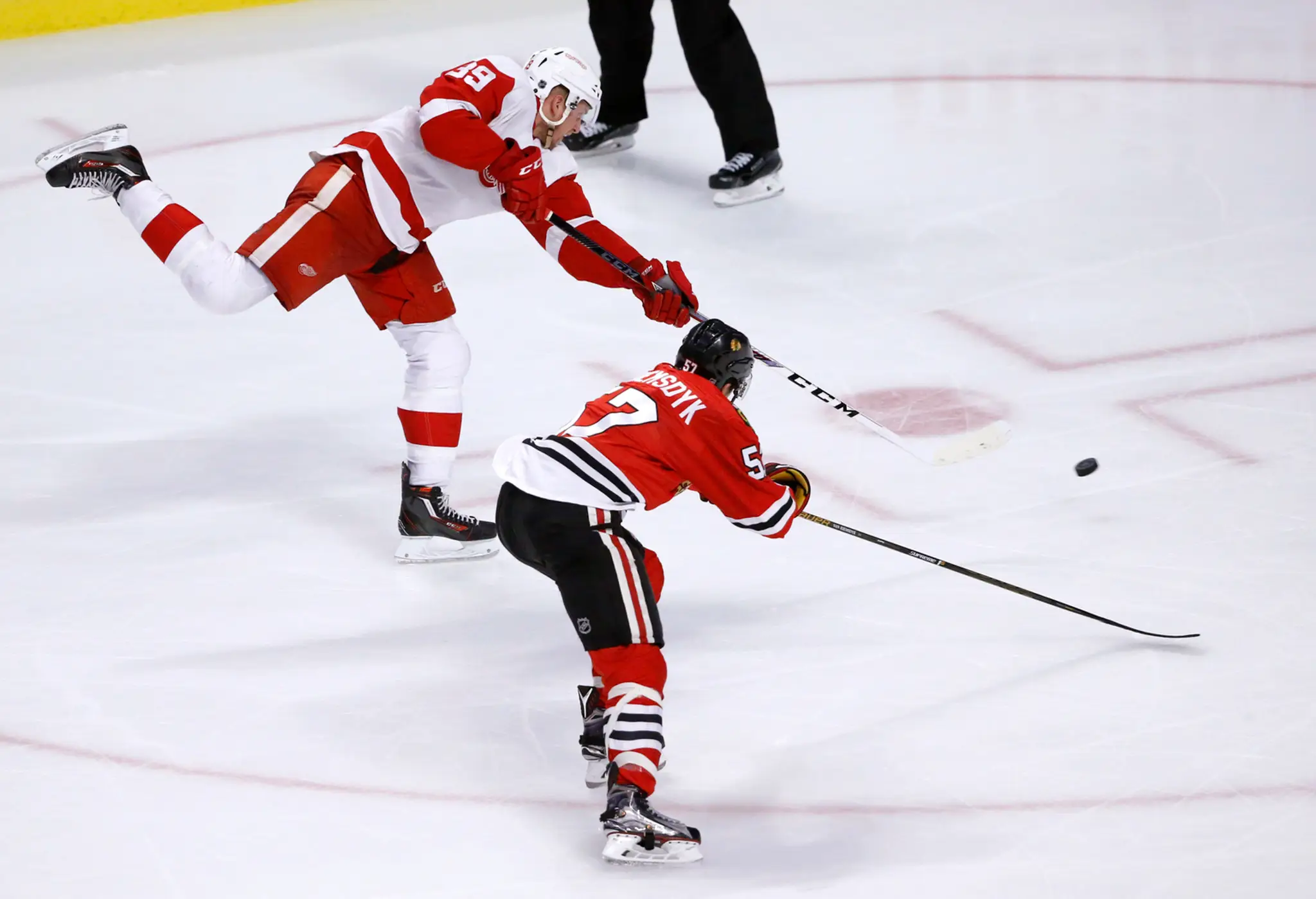 Anthony Mantha strieľa na bránku Chicaga popri dobiedzajúcom Trevorovi Riemsdykovi.