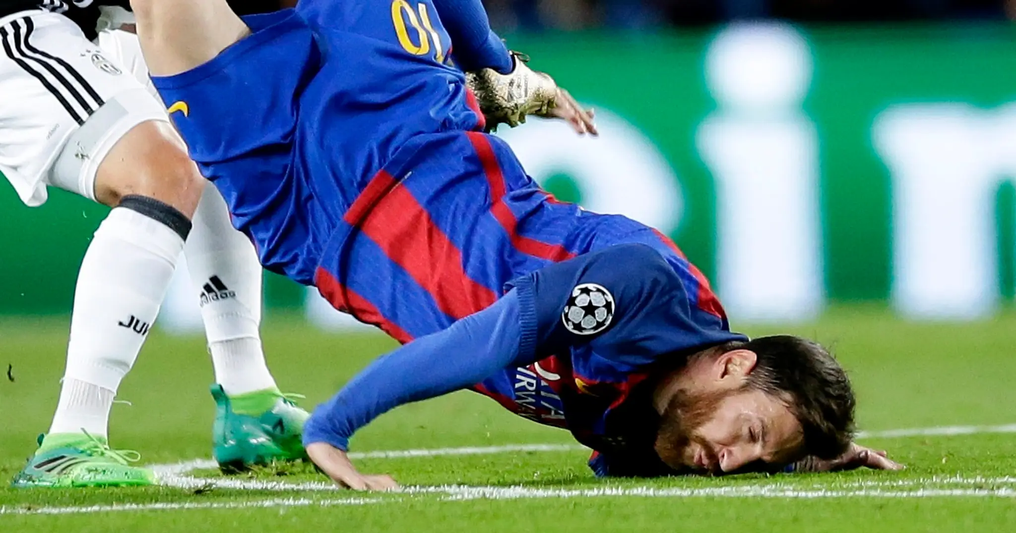Lionel Messi padá zo vzduchu tvárou na zem v súboji s Miralemom Pjaničom.