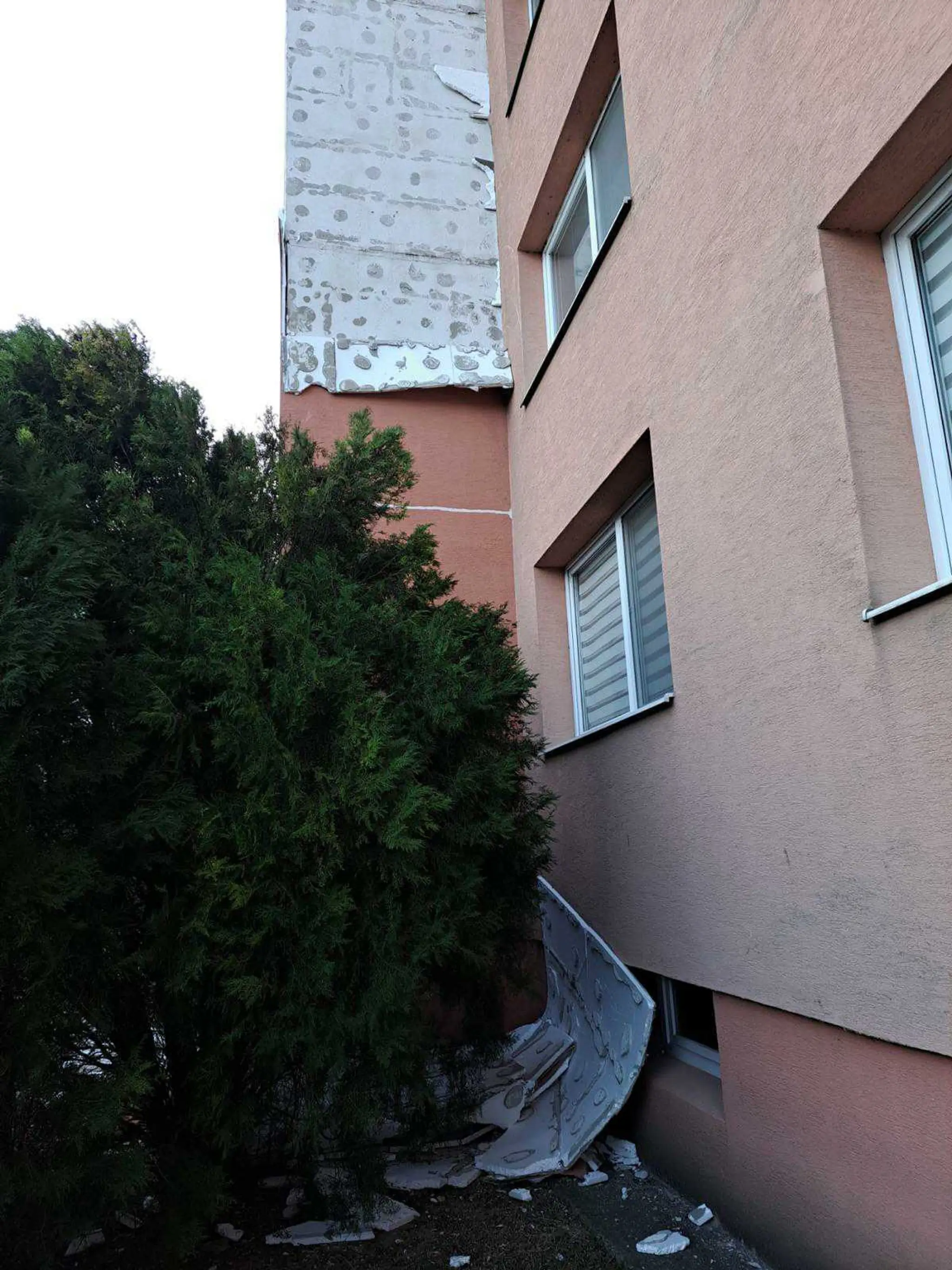 Silný vietor v Trnave strhol kusy zateplenia