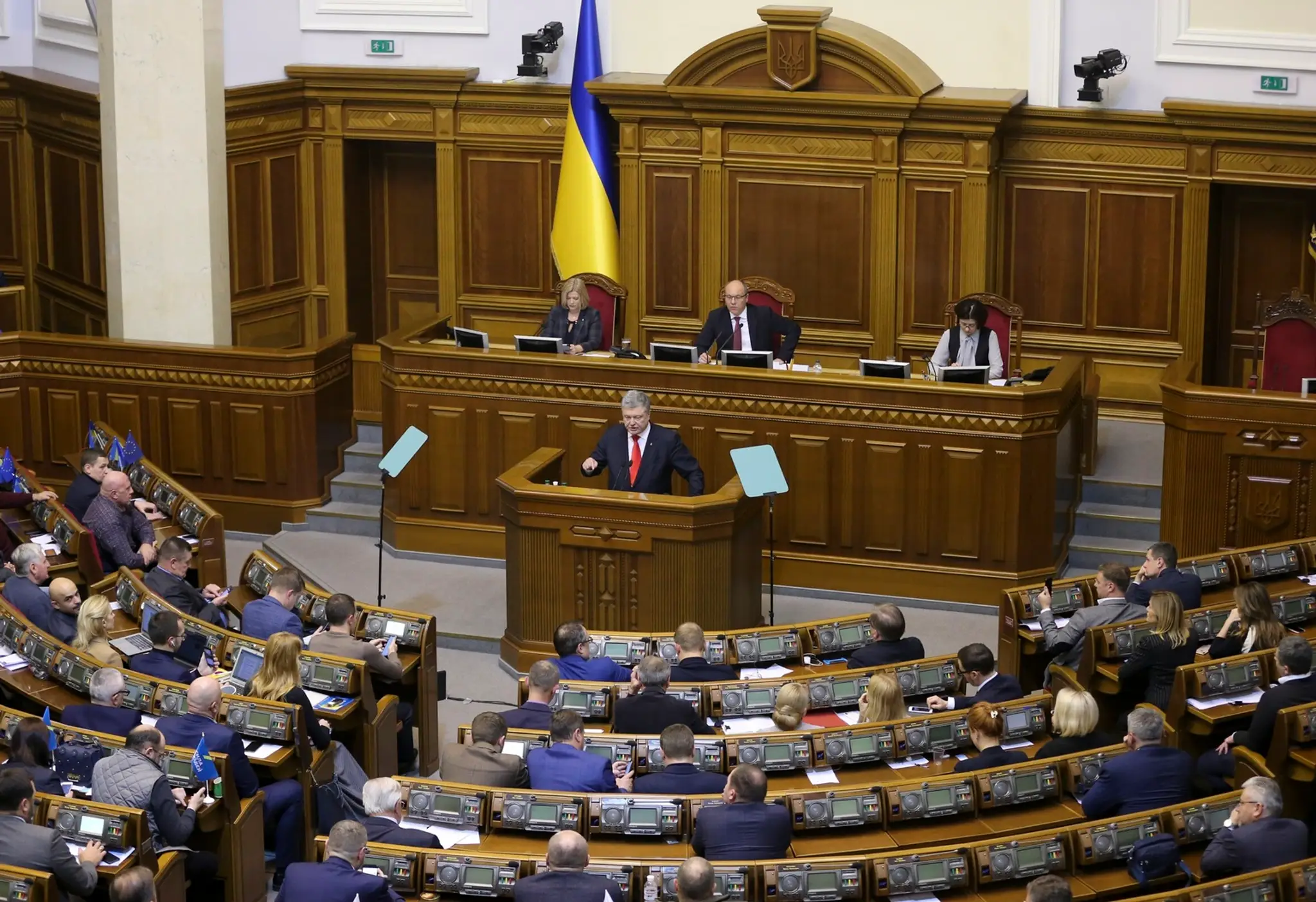 Ukrajinský prezident Peter Porošenko v parlamente.
