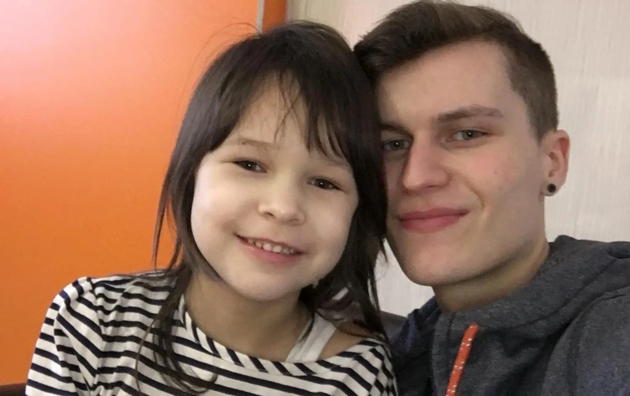Tomáš so sestričkou Kristínkou.
