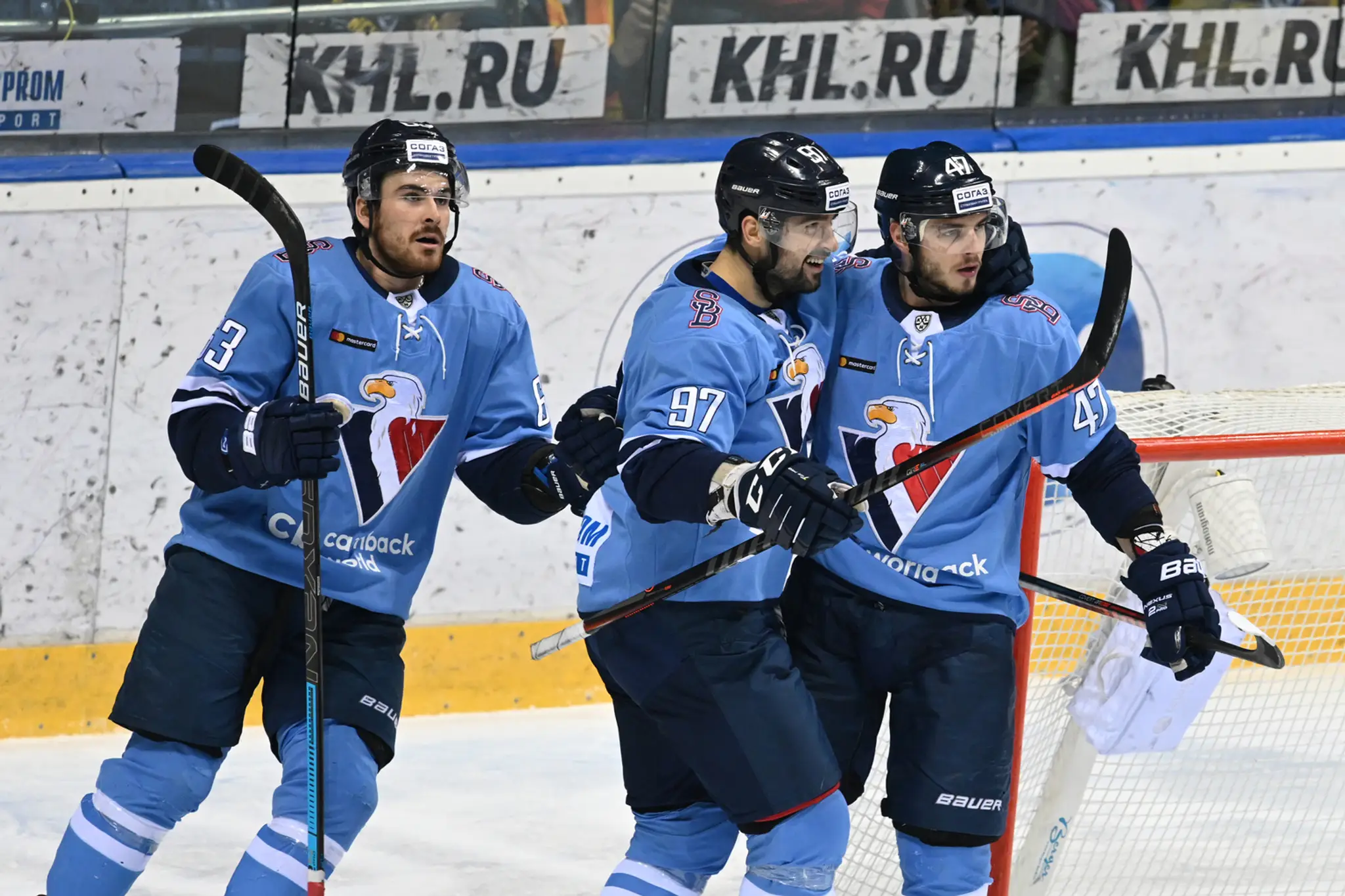 Sprava Mário Lunter, Dávid Buc a Adam Jánošík zo Slovana Bratislava oslavujú gól proti Dinamu Minsk.