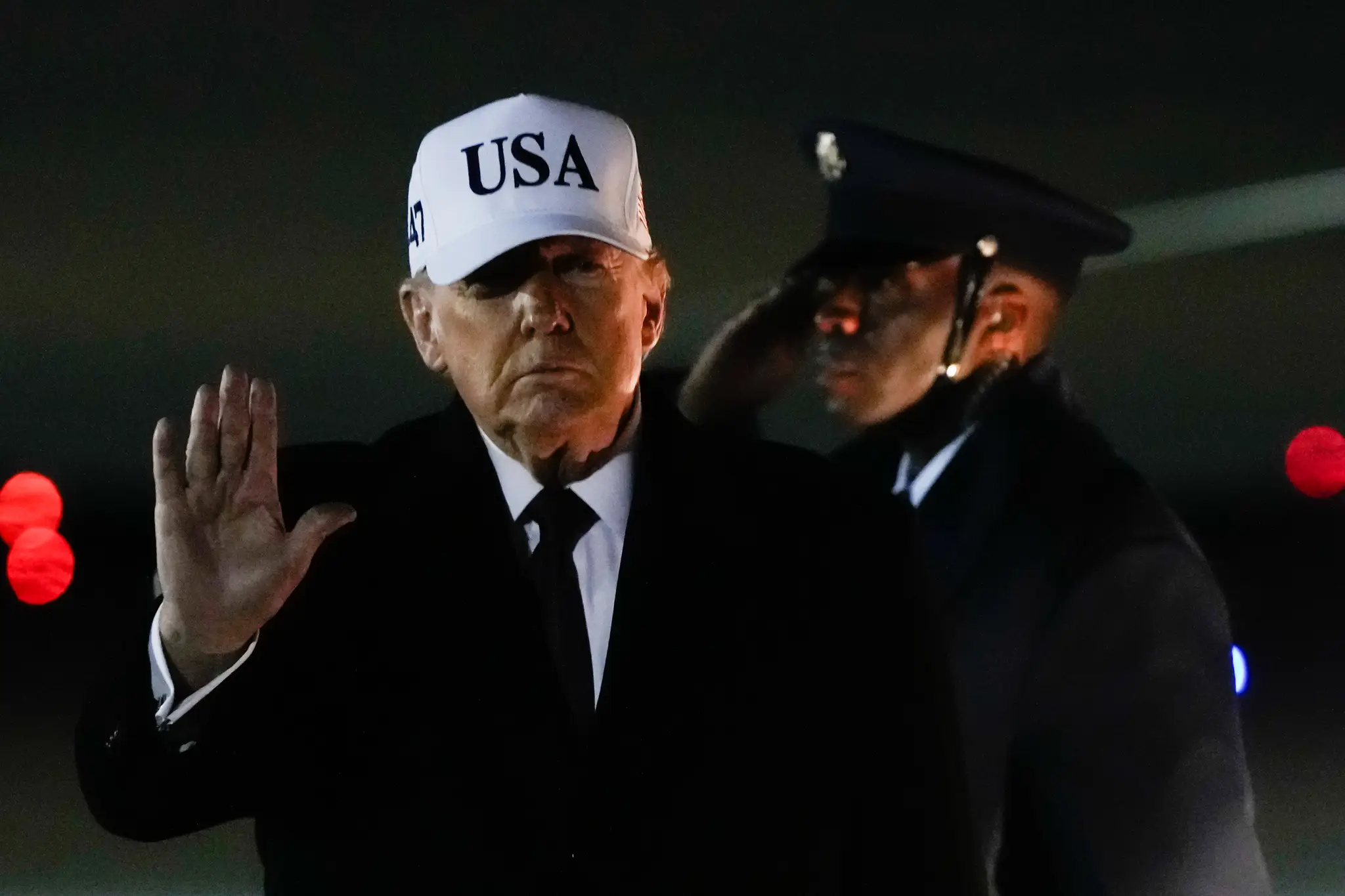 Na snímke prezident USA Donald Trump máva pri príchode na Andrewsovu spojenú základňu v Marylande.