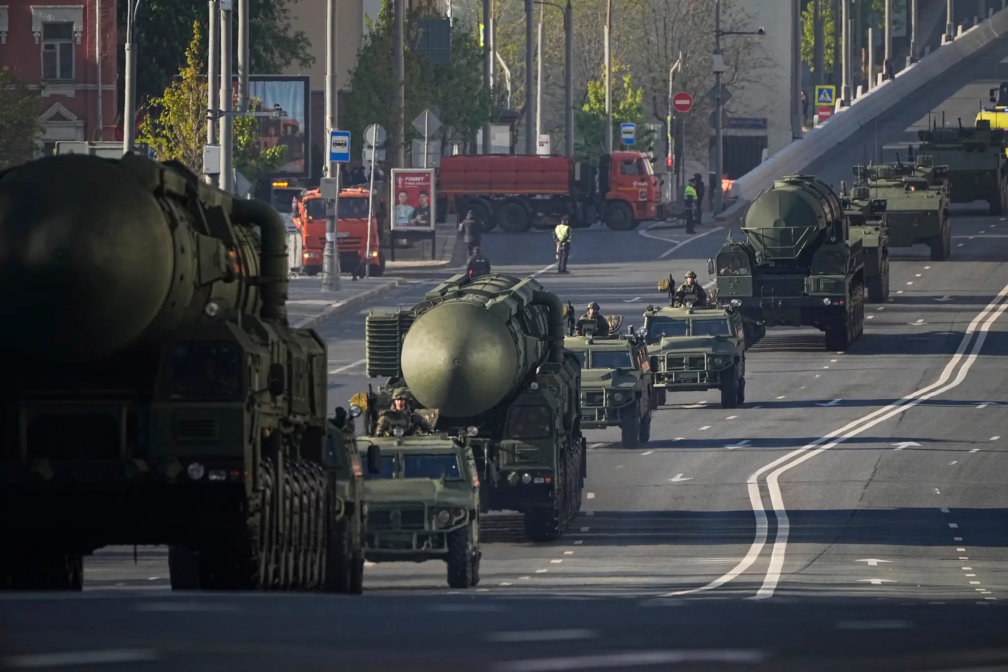 Na snímke najmodernejšie ruské mezikontinentálne balistické rakety RS-24 Jars sa presúvajú metropolou Ruska na Červené námestie v Moskve,