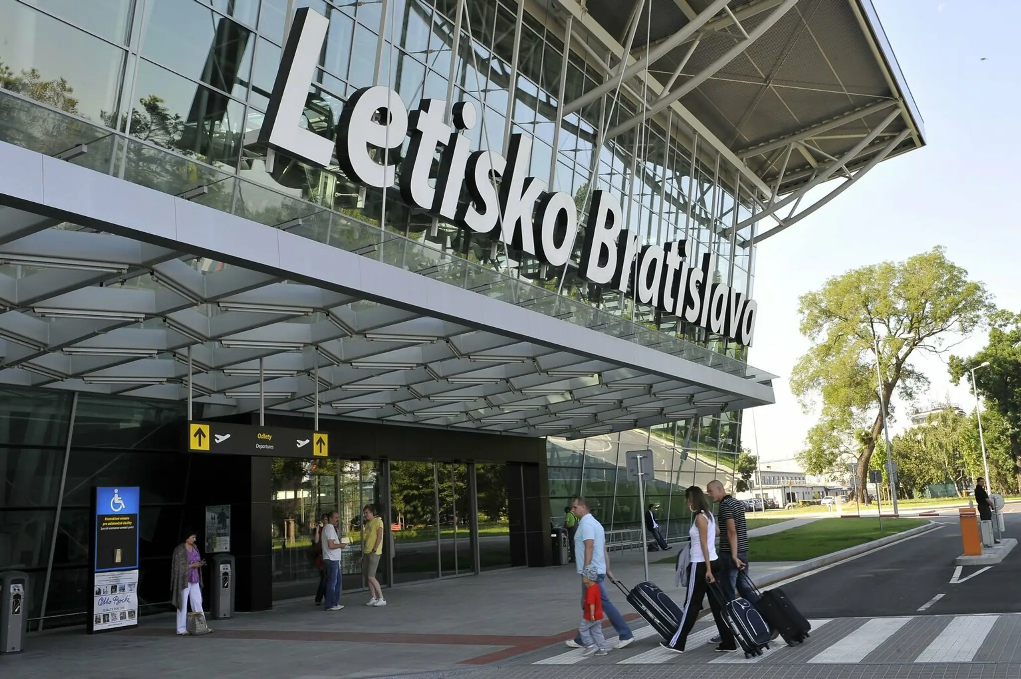 Odletová hala na bratislavskom letisku.