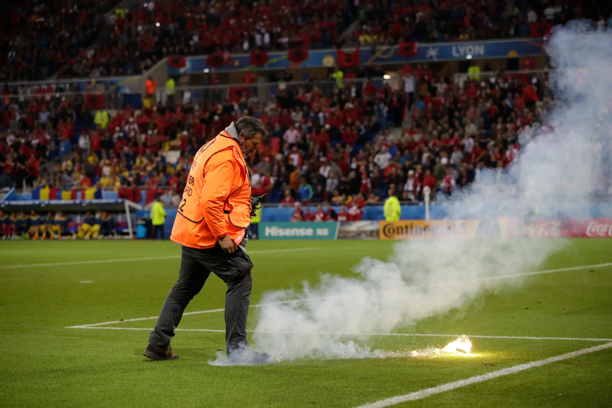 Pyrotechnika na ihrisku počas zápasu Rumunska s Albánskom.
