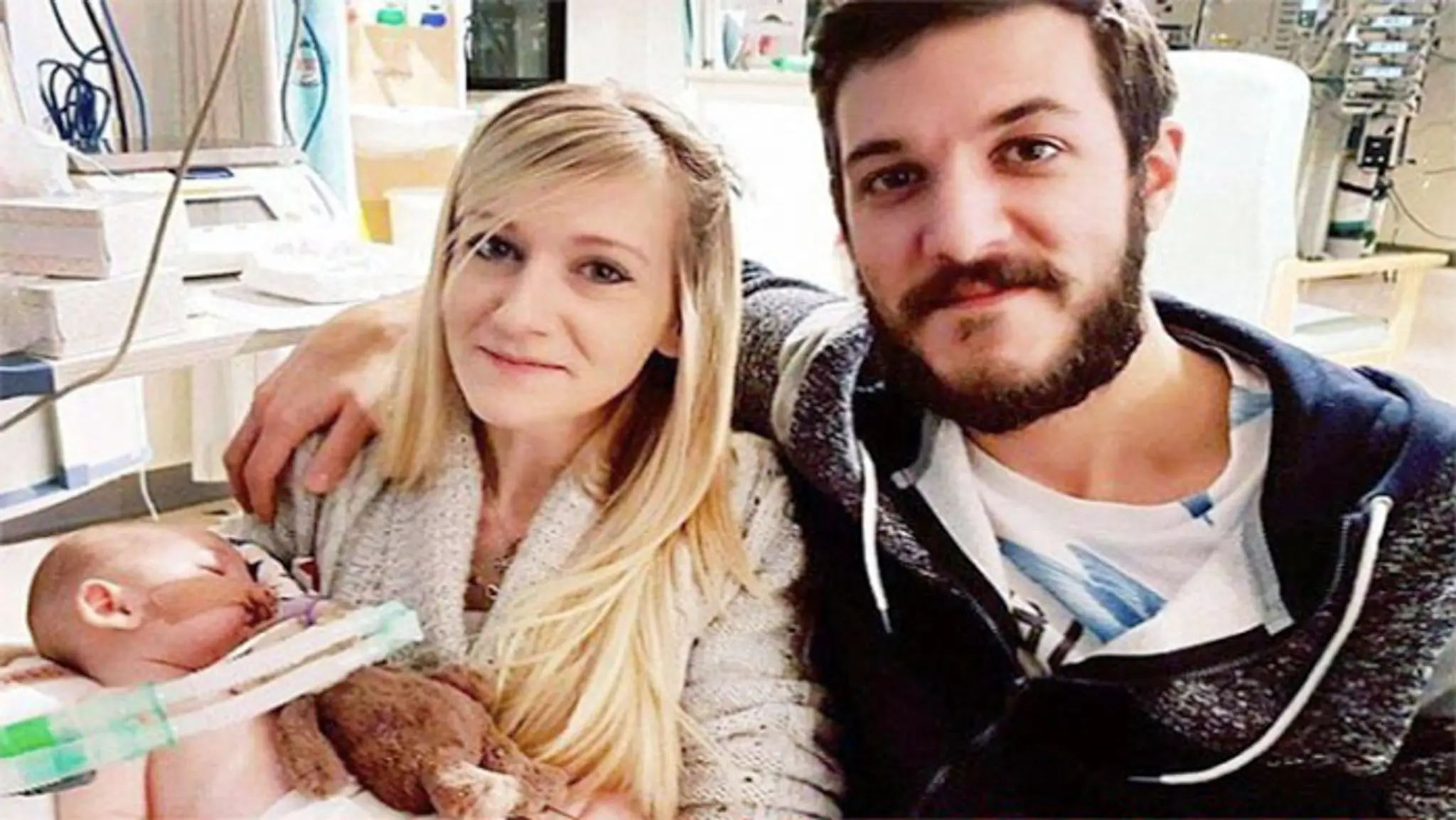 Charlie má odhodlaných a milujúcich rodičov. 