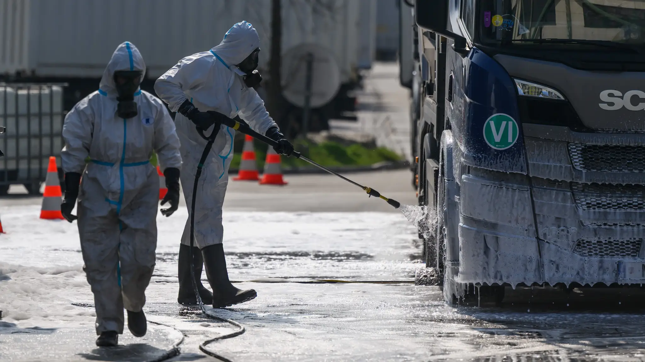 Policajti pre slintačku a krívačku zastavujú vozidlá na hraničných priechodoch
