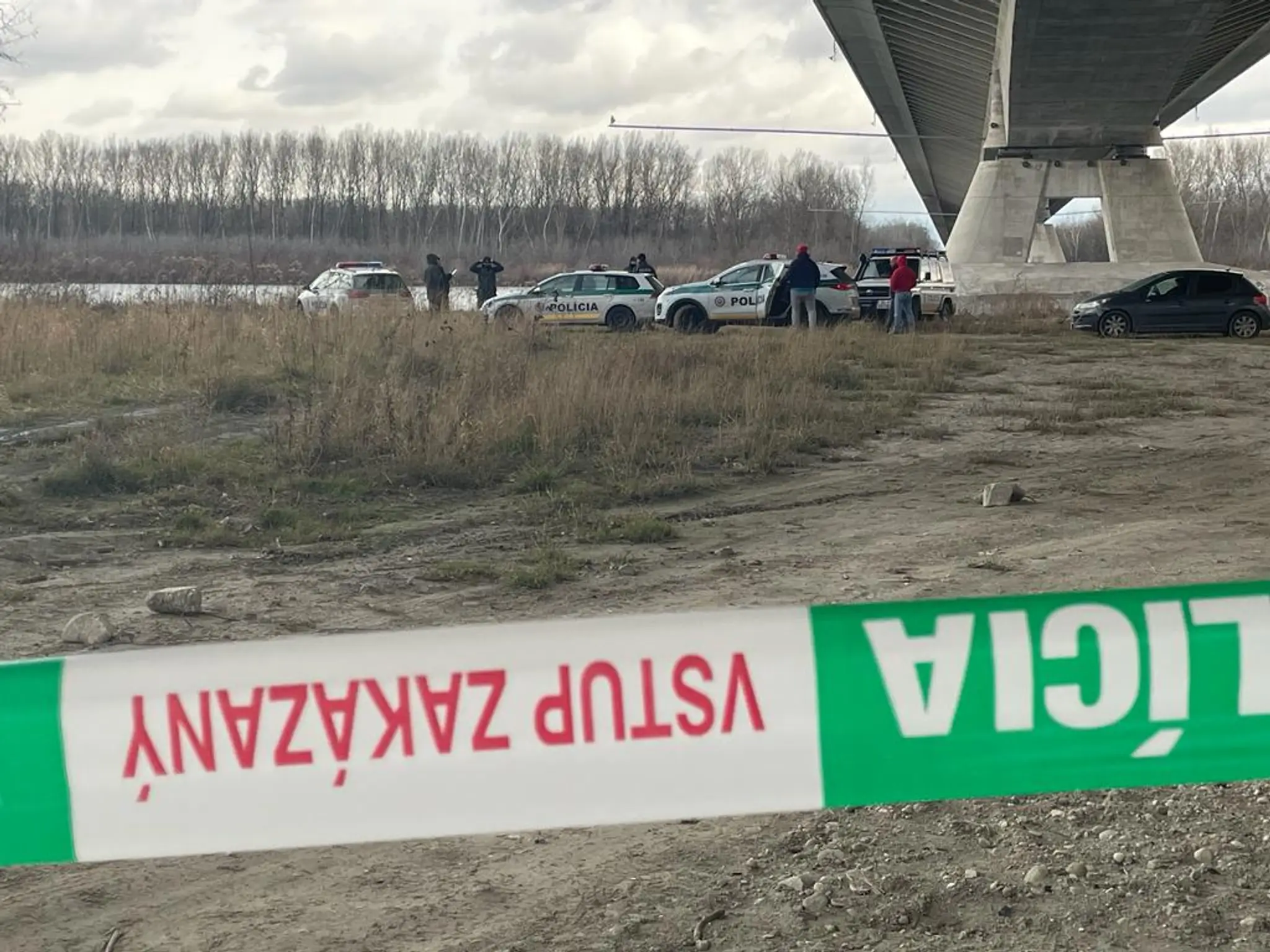 Polícia našla mŕtve ženské telo v Dunaji.
