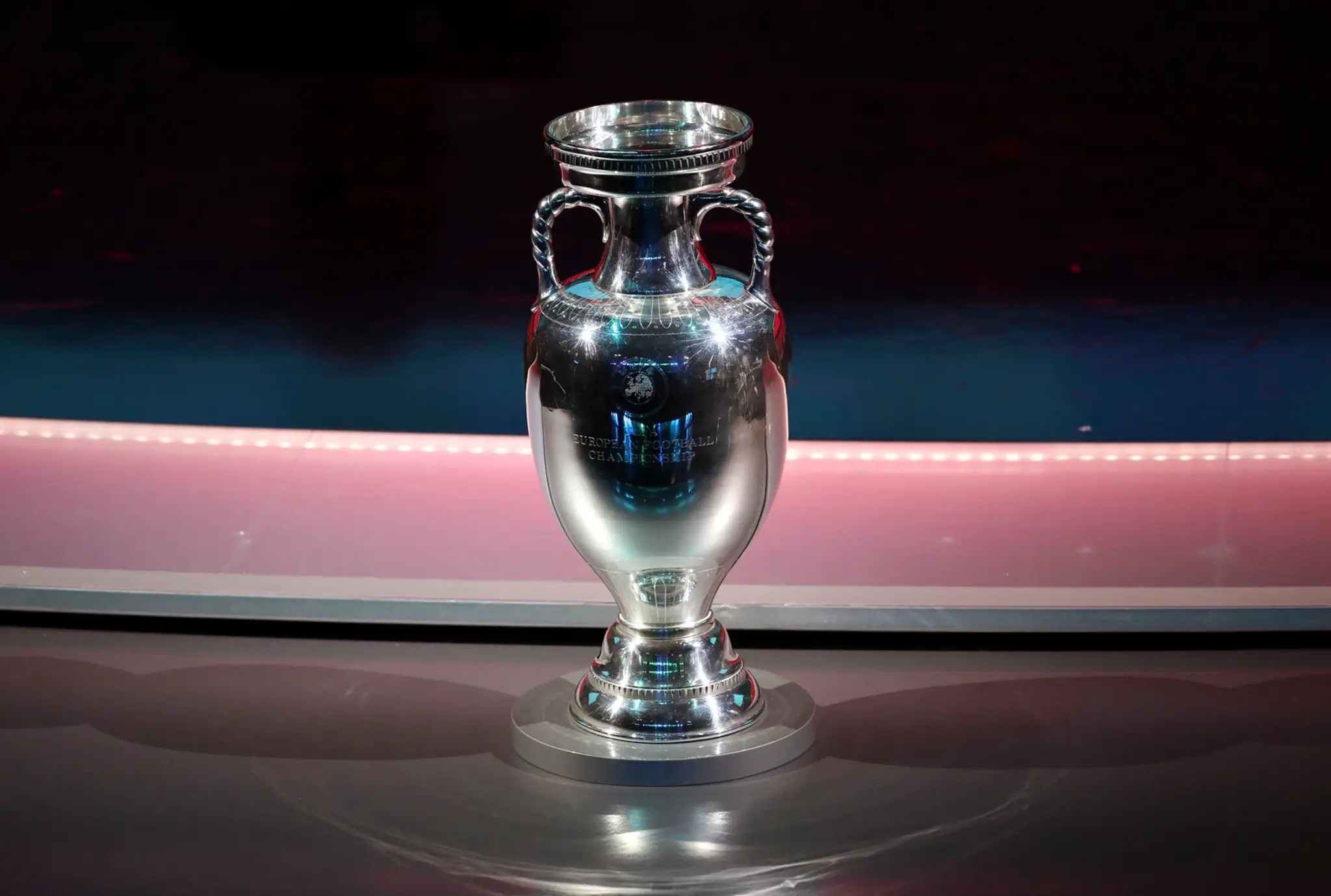 Trofej Henriho Delaunaya určenému víťazovi Eura.