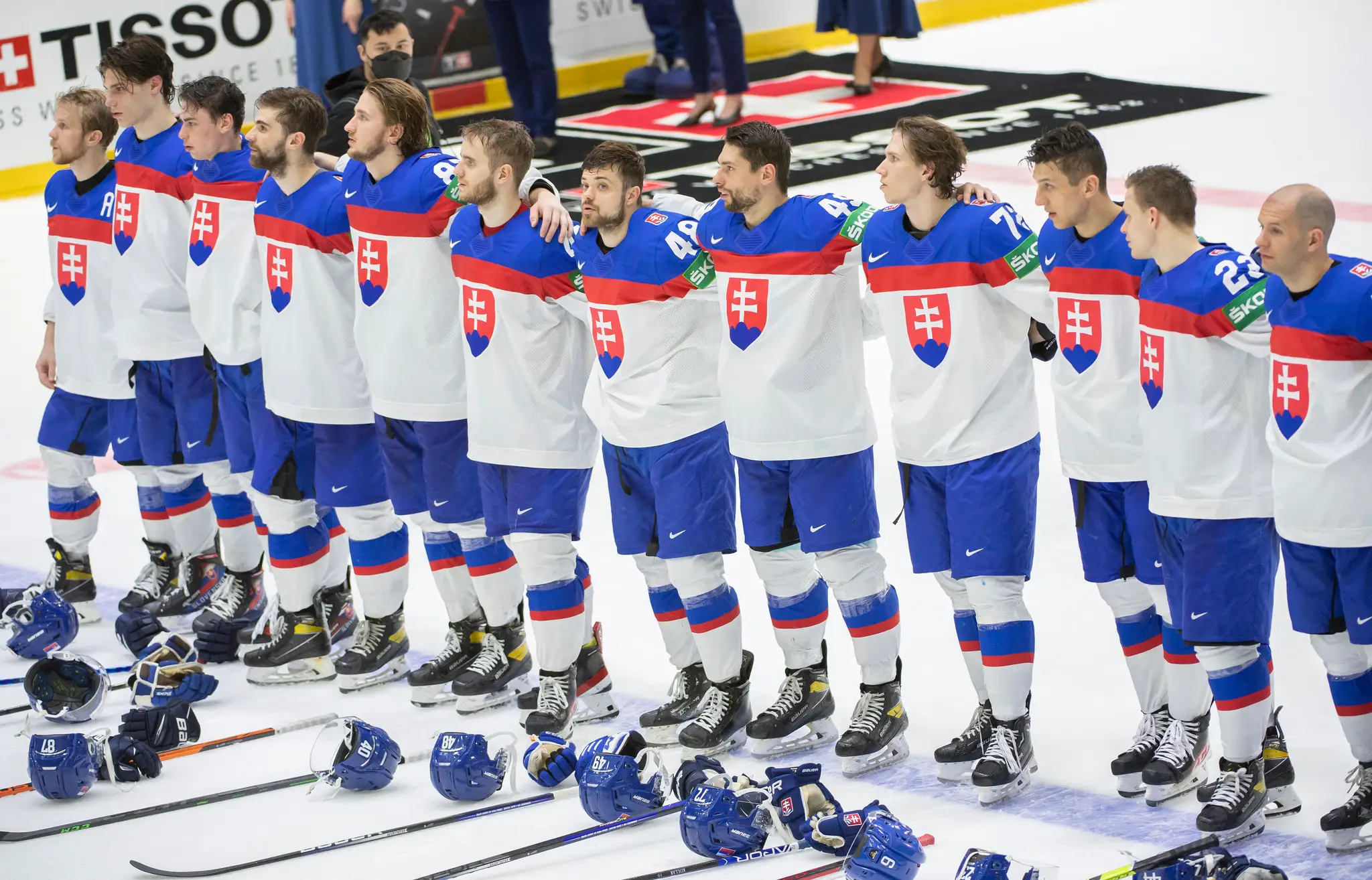 Slovenskí hokejisti po víťazstve 7:1 nad Dánskom v dueli MS 2022.