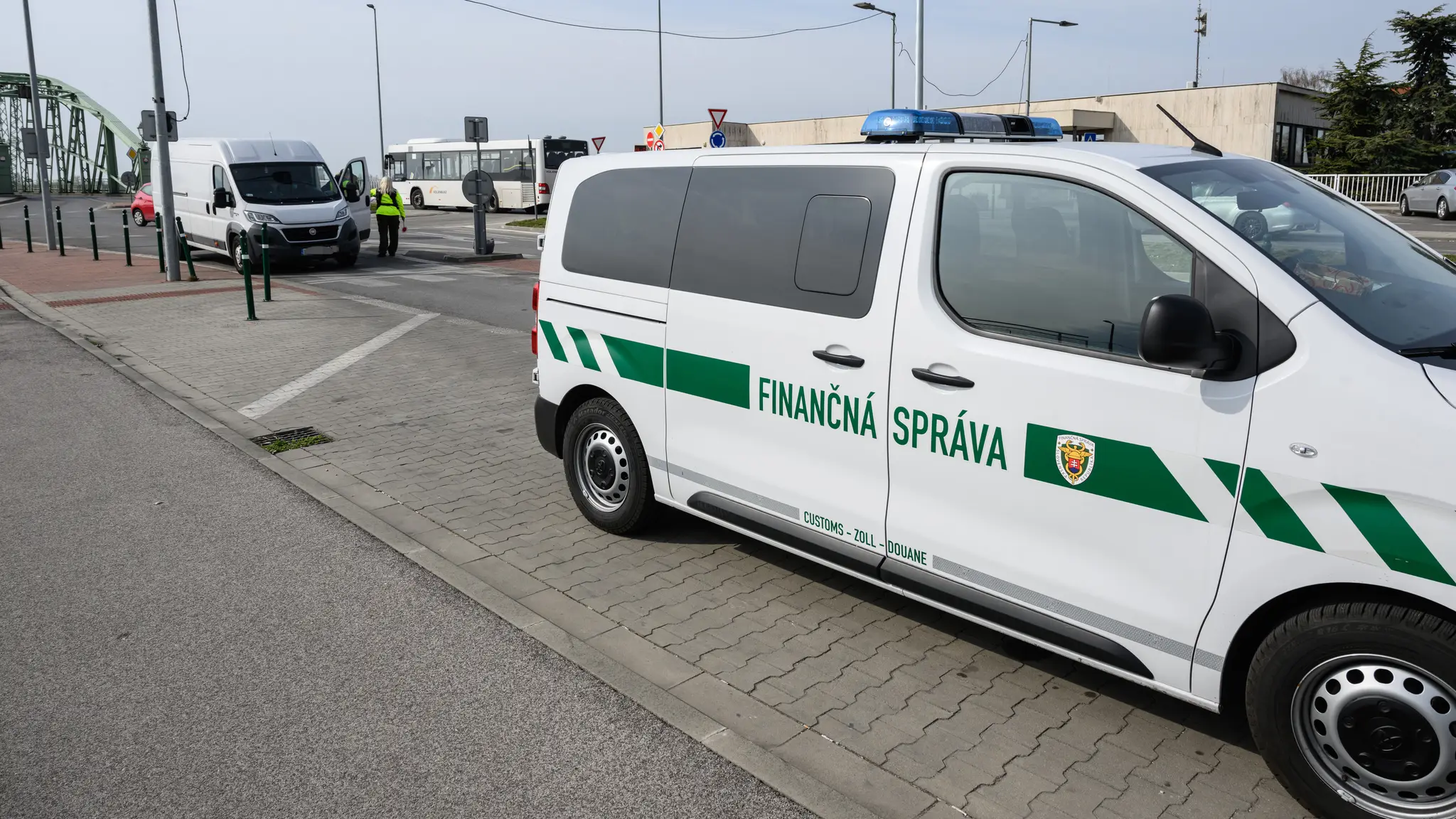 Policajti pre slintačku a krívačku zastavujú vozidlá na hraničných priechodoch