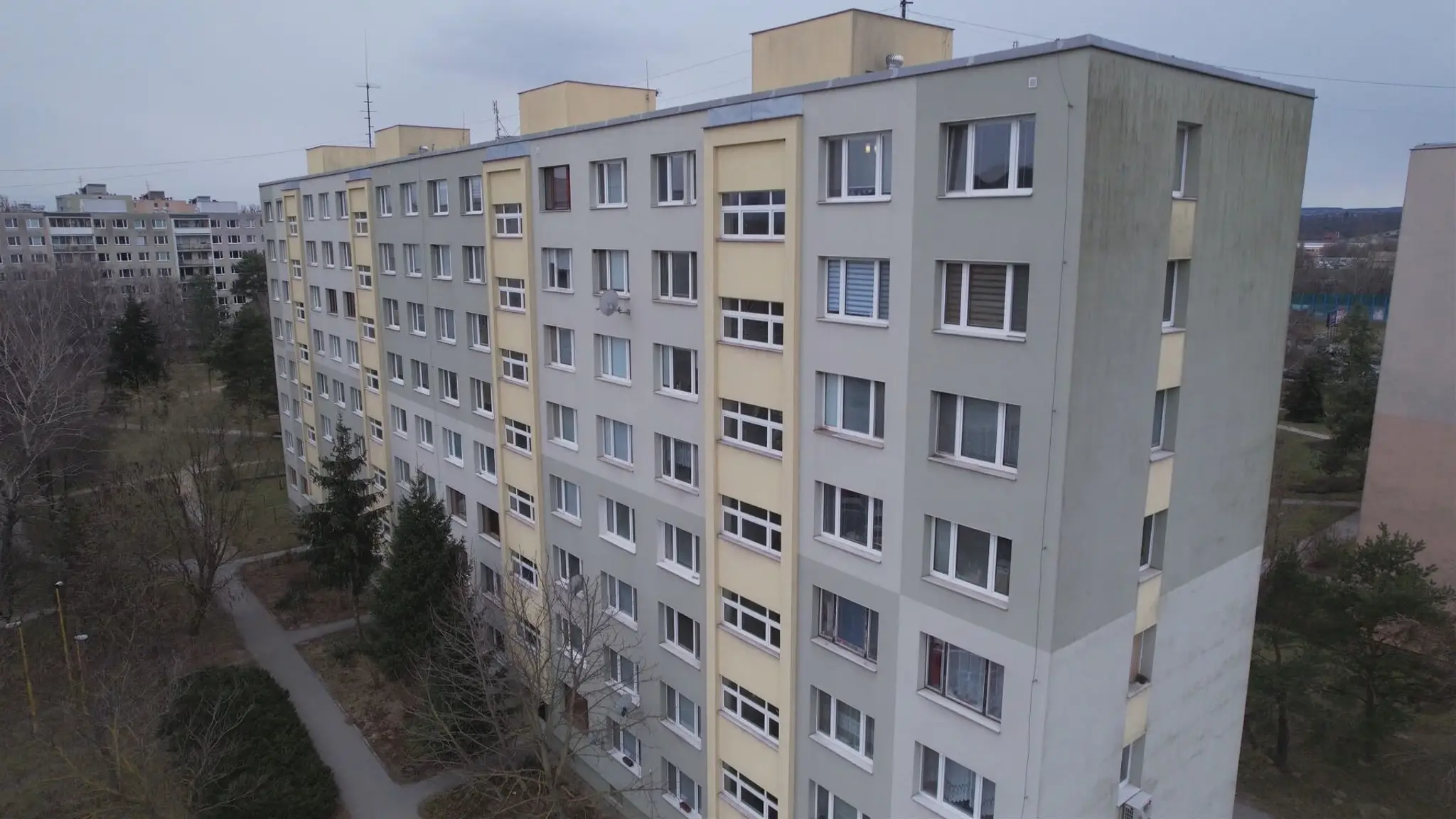 Zatepľovanie bytovky na súde.