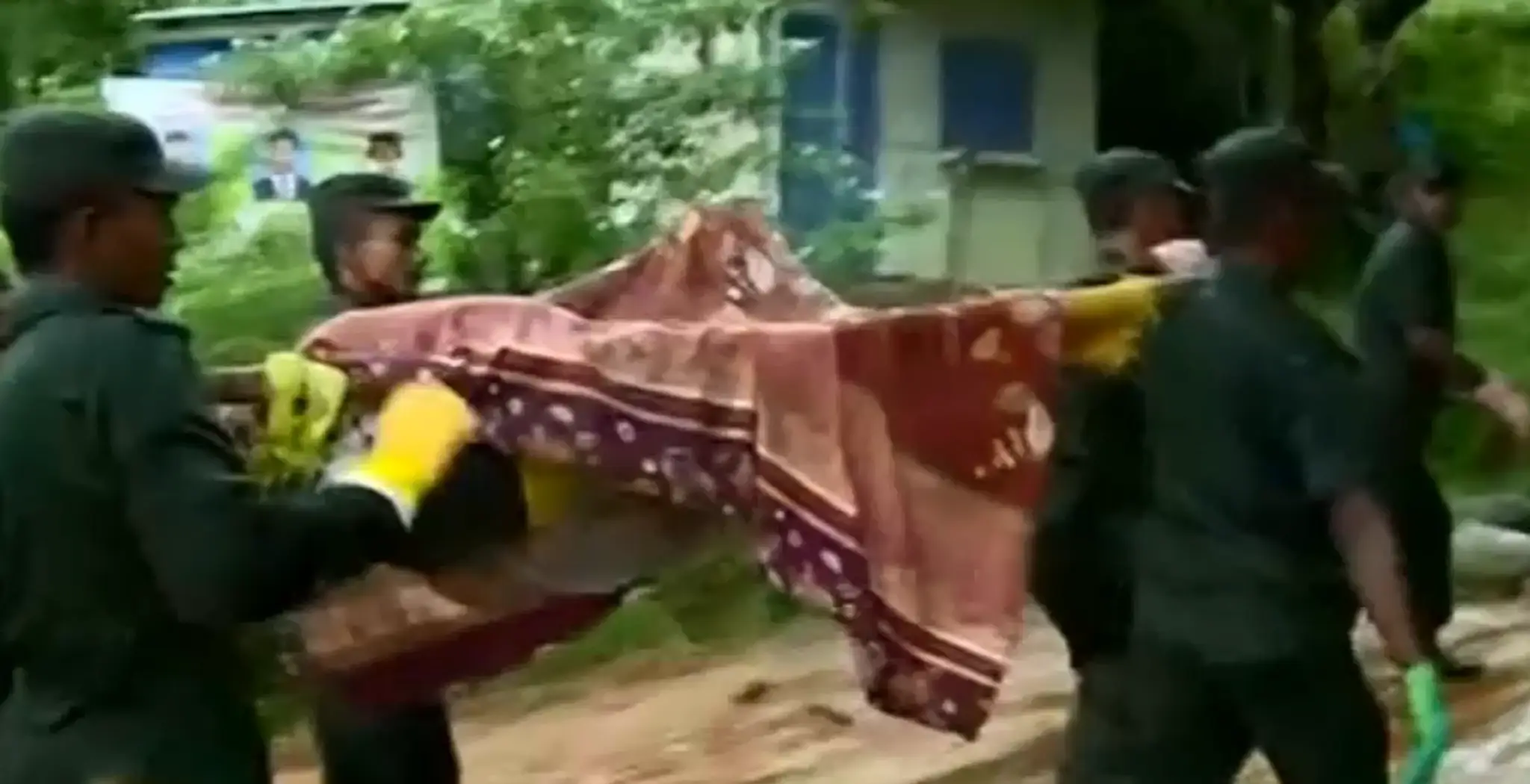 Vojaci nesú jednú z obetí zosuvov pôdy.