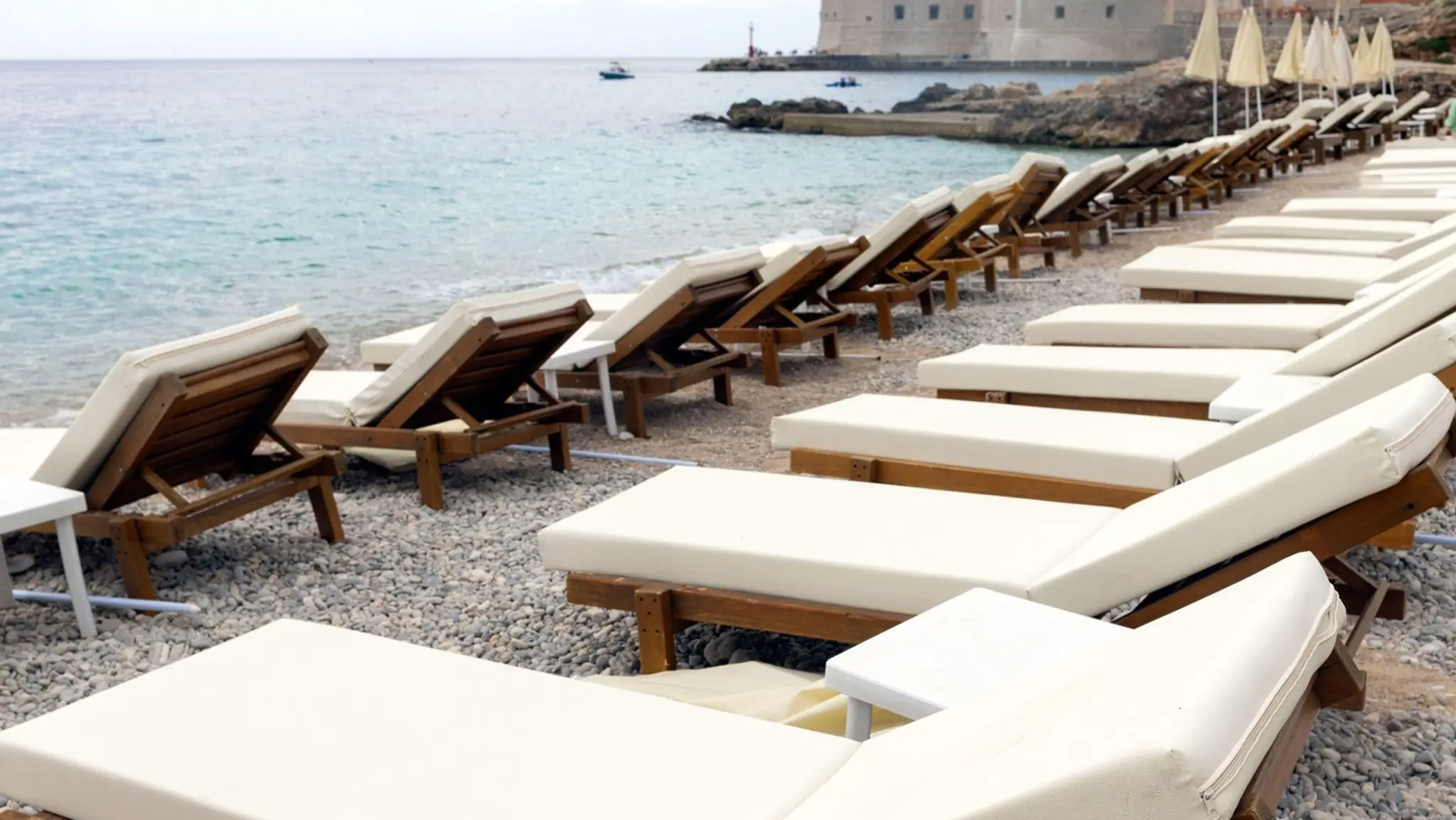 Ležadlá na pláži v Dubrovníku