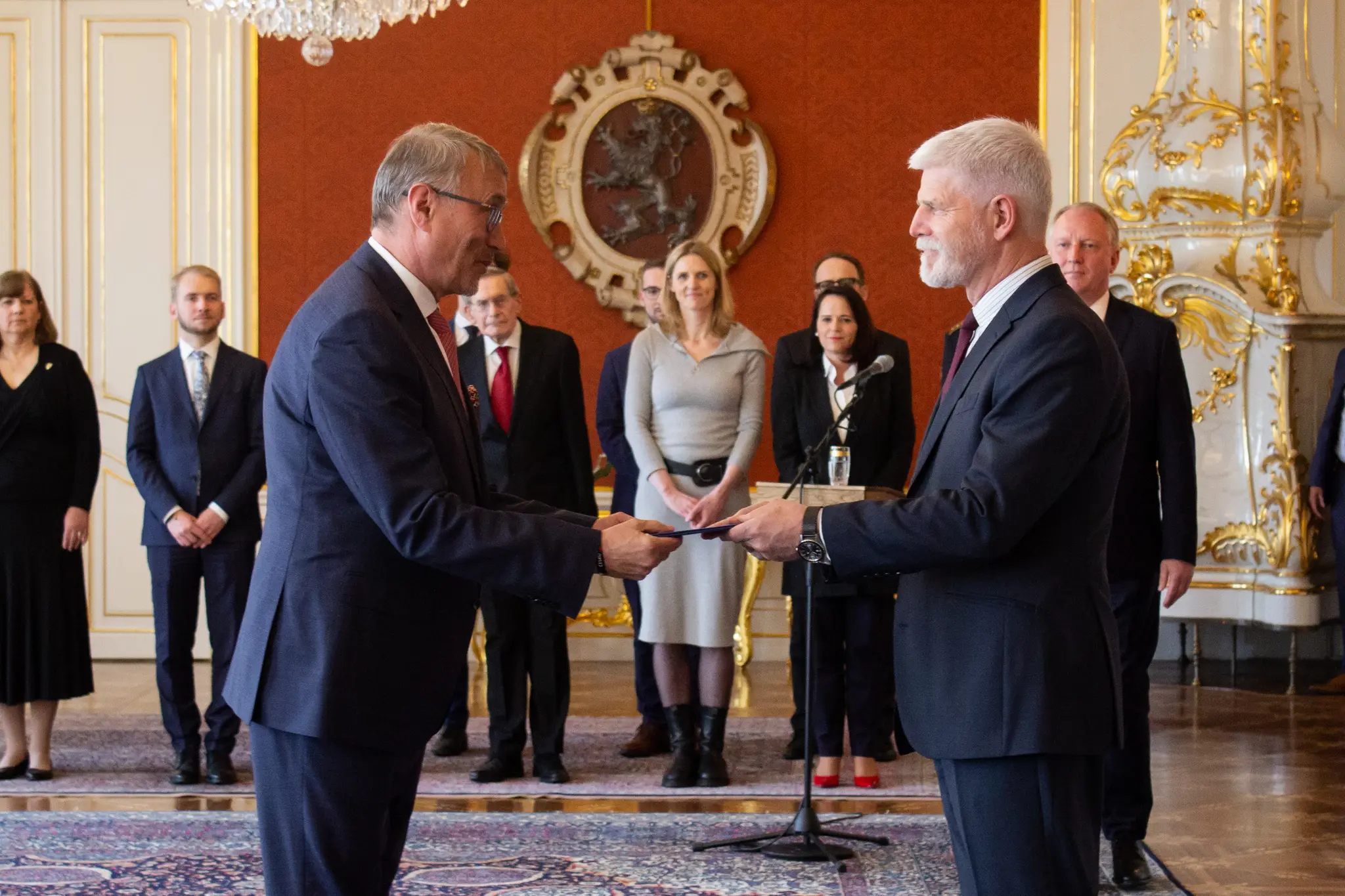 Petr Pavel podáva poverovaciu listinu Martinovi Dvořákovi, ktorého vymenoval ministrom pre európske záležitosti