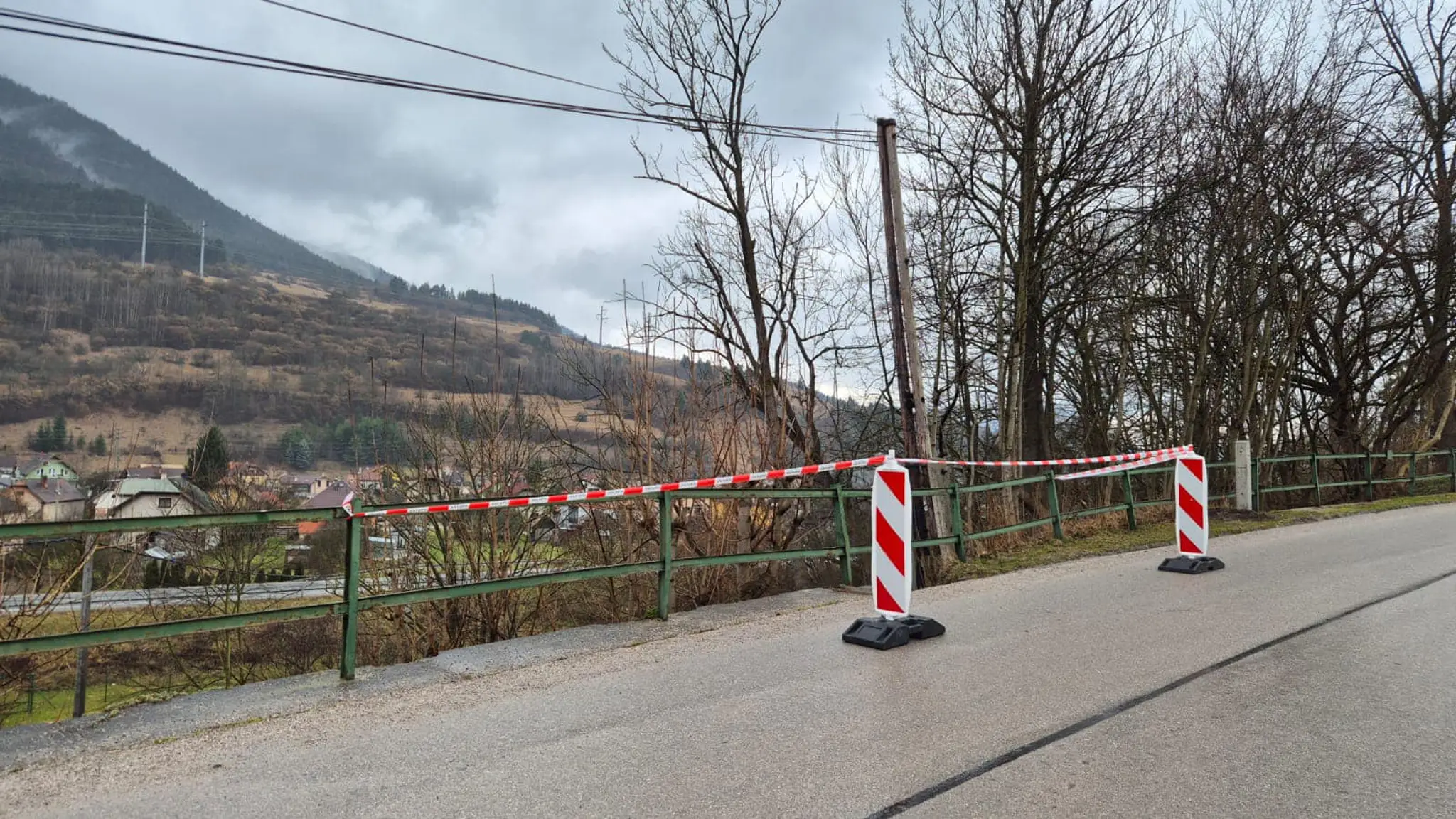 Pre zosuv pôdy v Ružomberku vyhlásili mimoriadnu situáciu.