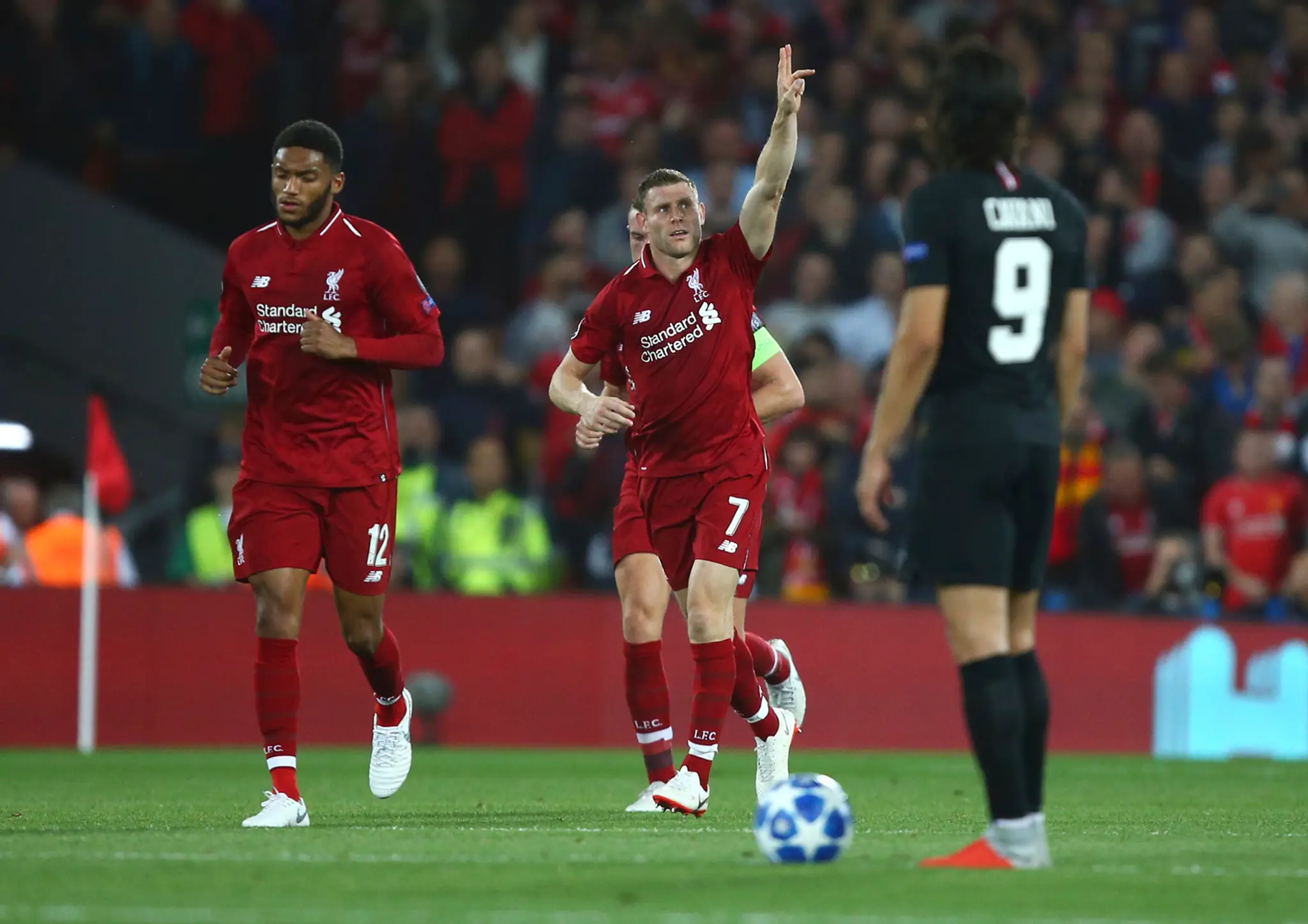 James Milner (v strede) oslavuje gól Liverpoolu v dueli LM proti PSG.