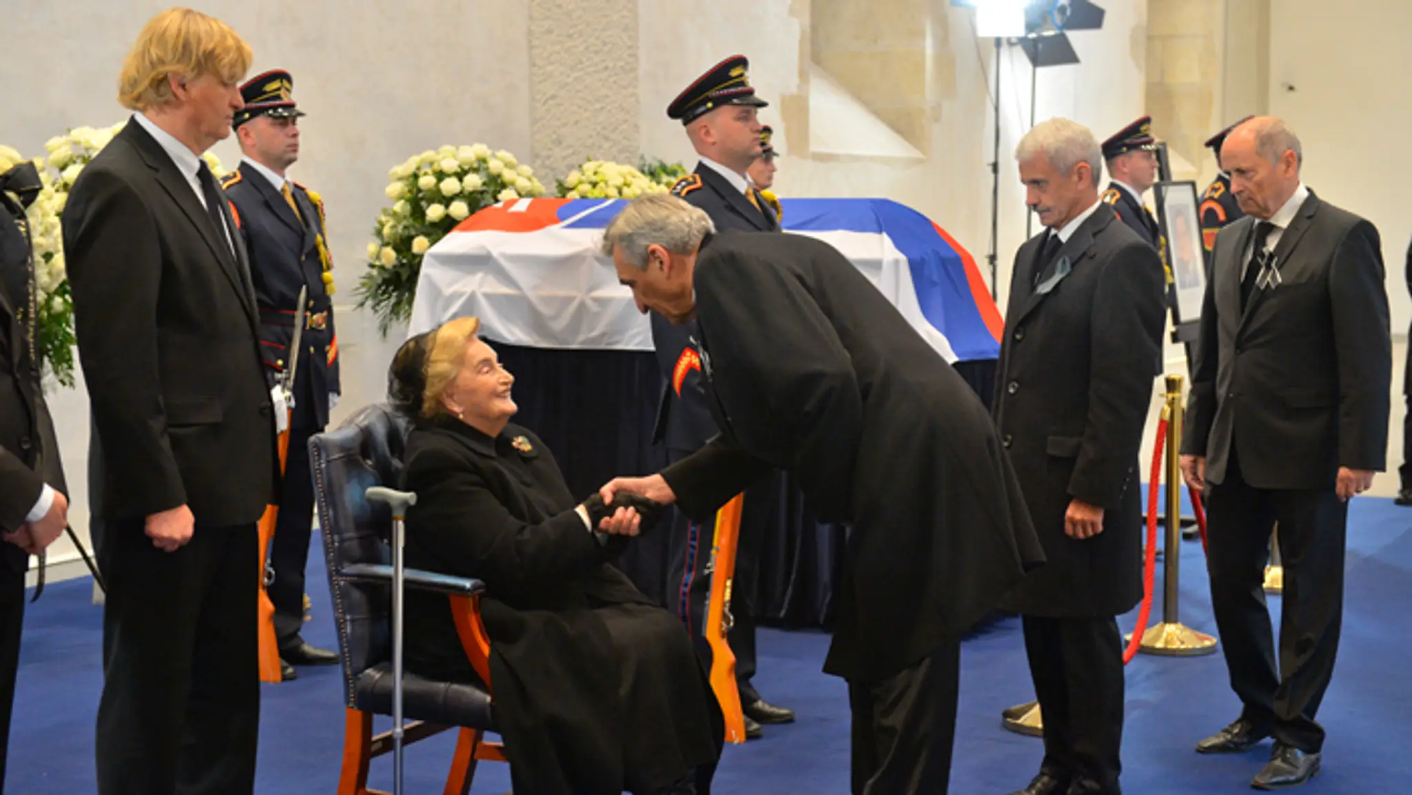 Emília Kováčová prijíma kondolencie od expremiérov - Jozefa Moravčíka, Mikuláša Dzurindu a Jána Čarnogurského.